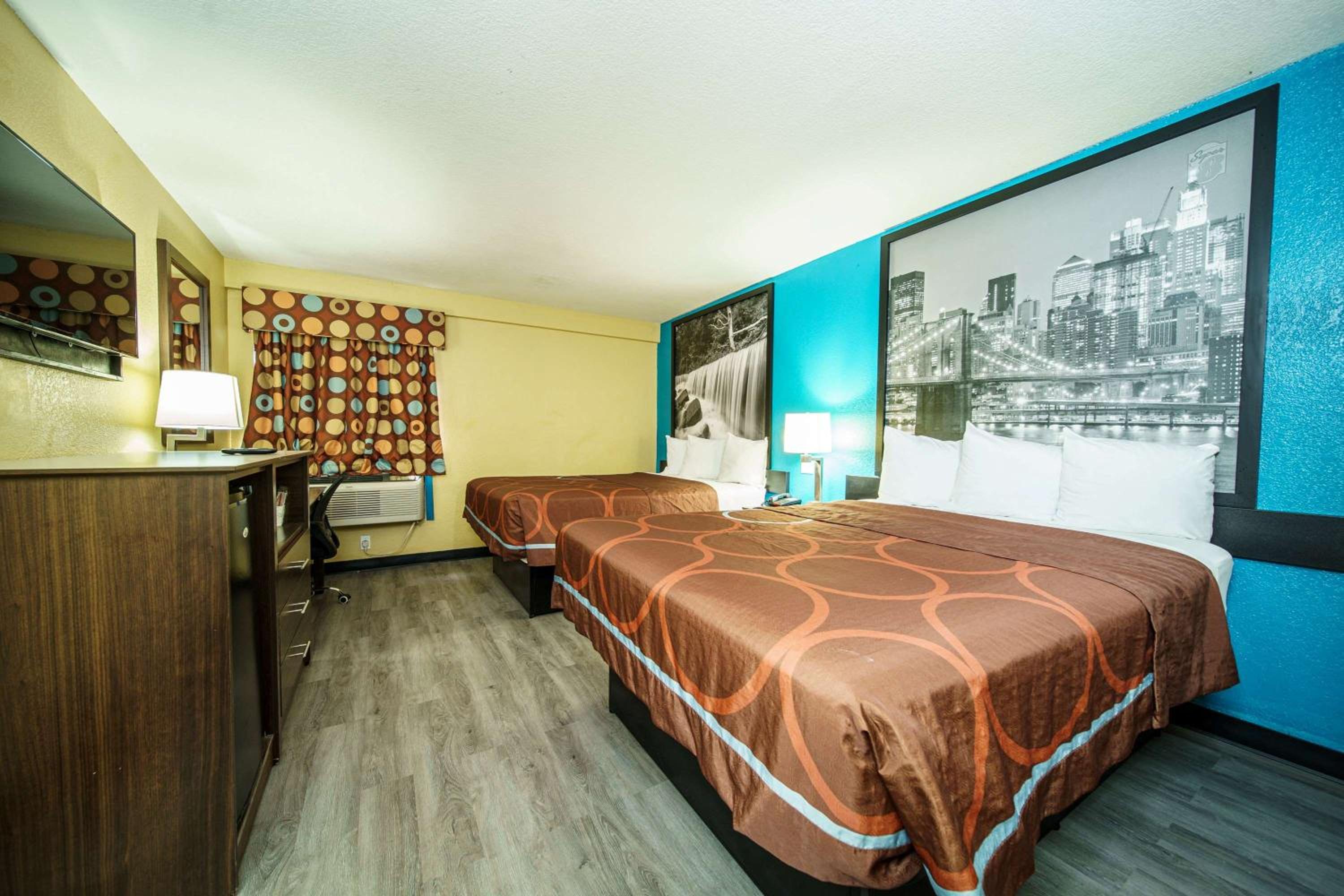 Queen Room with Two Queen Beds - Non-Smoking - Photo 4
