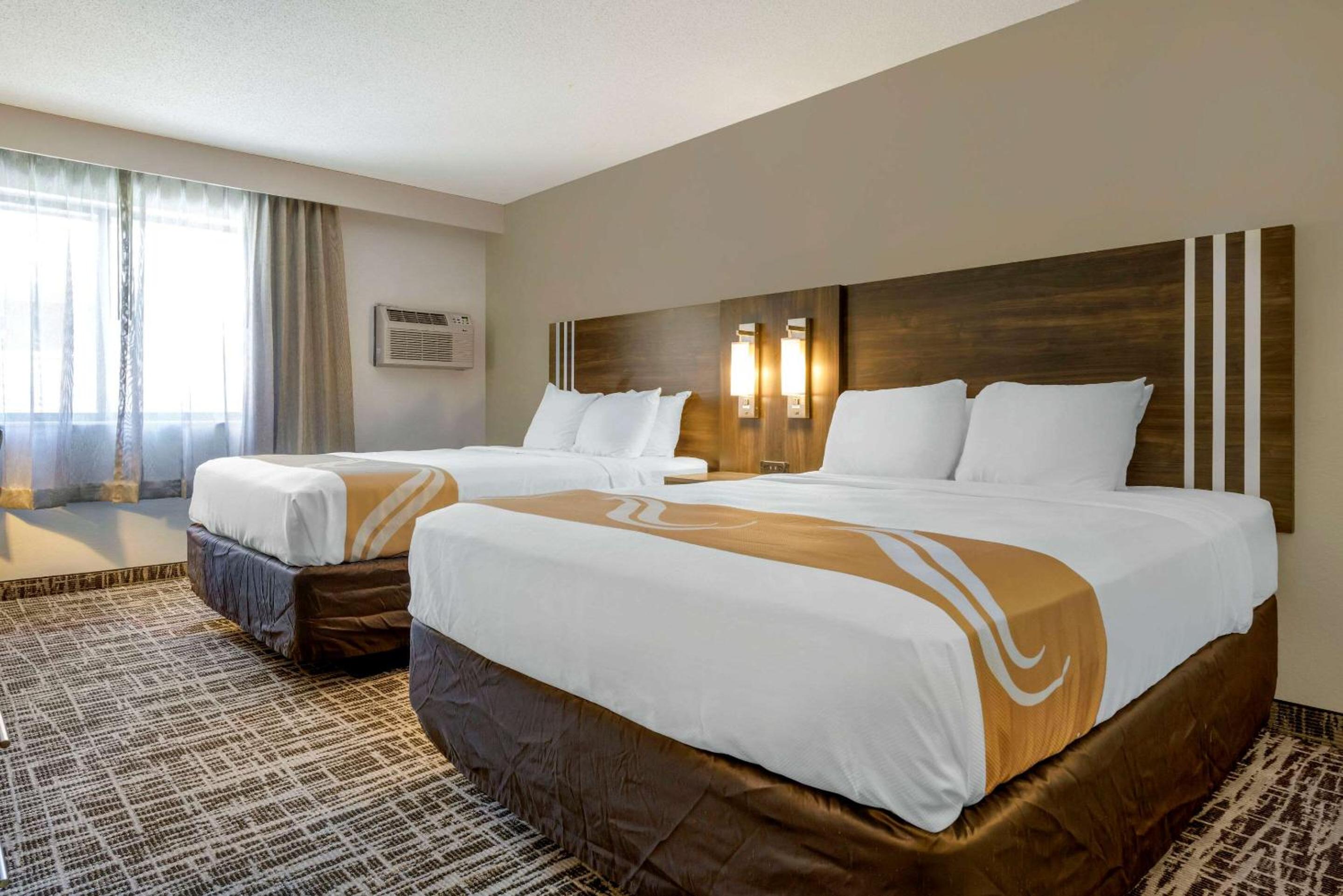 Queen Room with Two Queen Beds - Non-Smoking - Photo 2