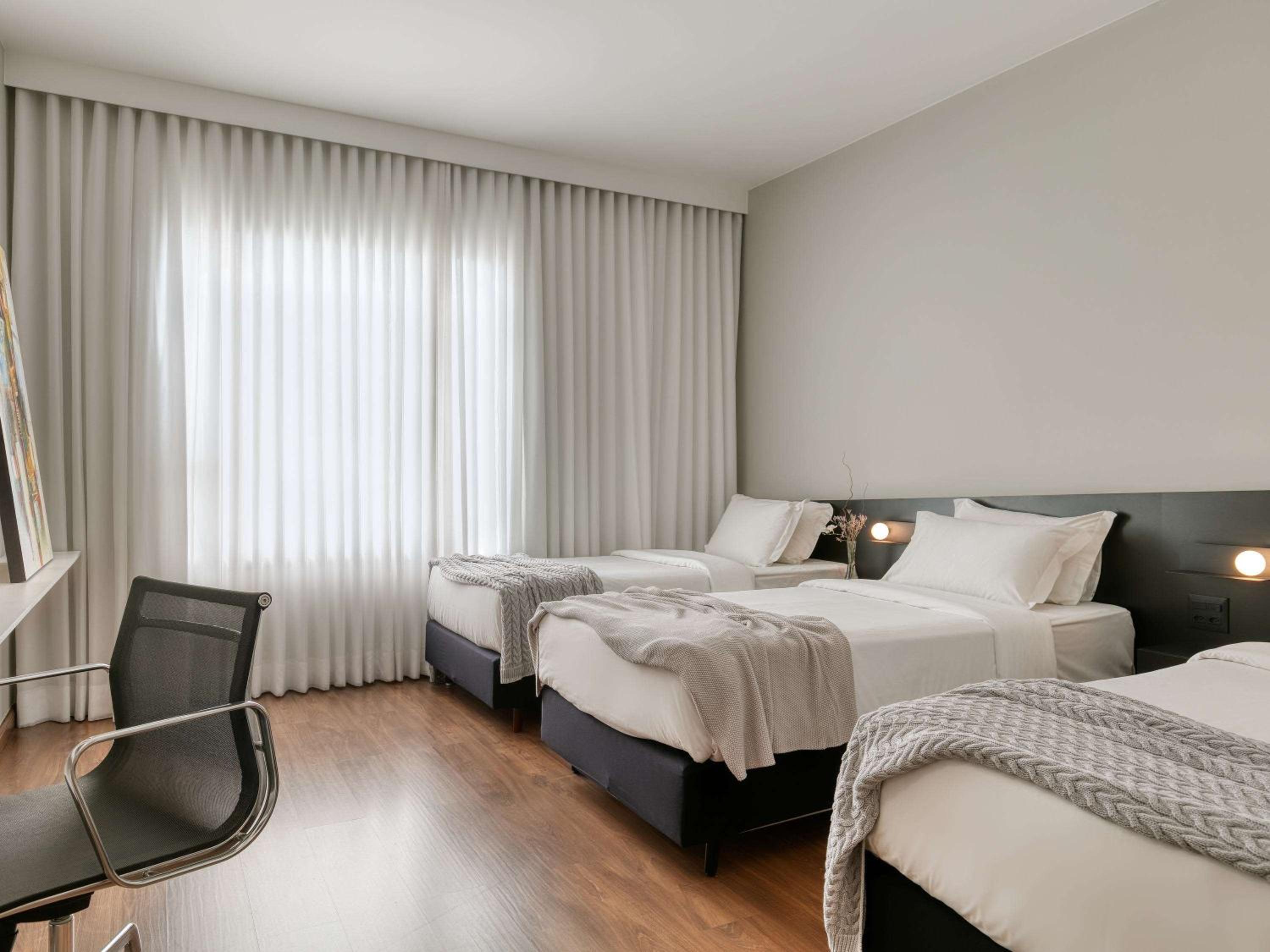 Standard Room With Three Single Beds - Photo 3