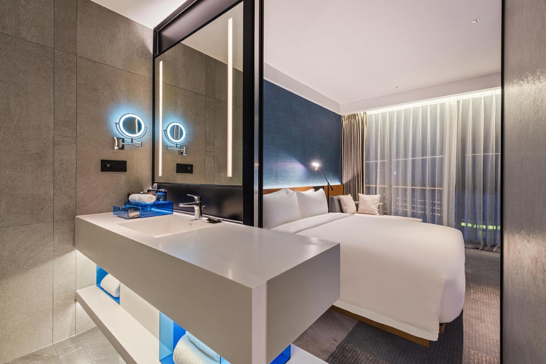 Standard King Room - Photo 7