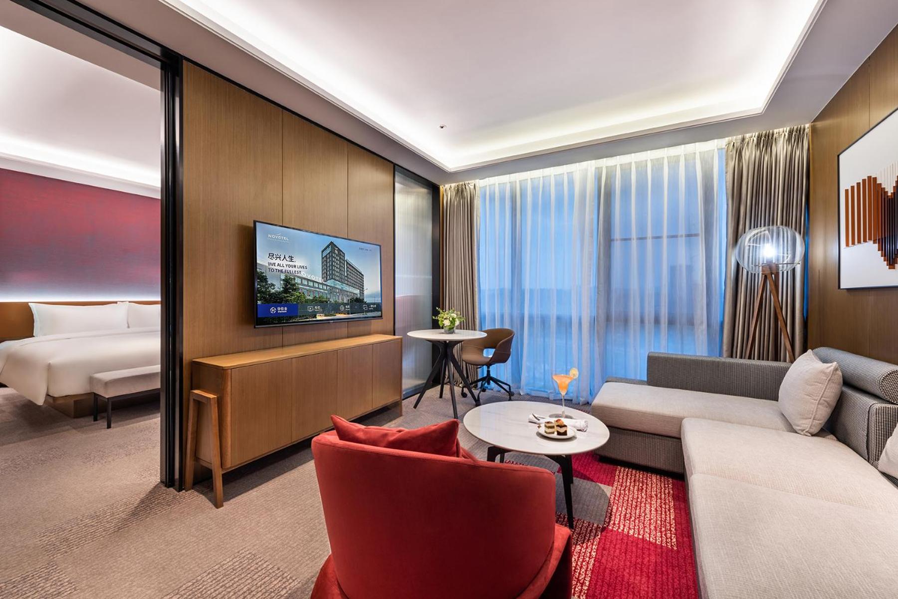 Deluxe King Suite - Photo 5