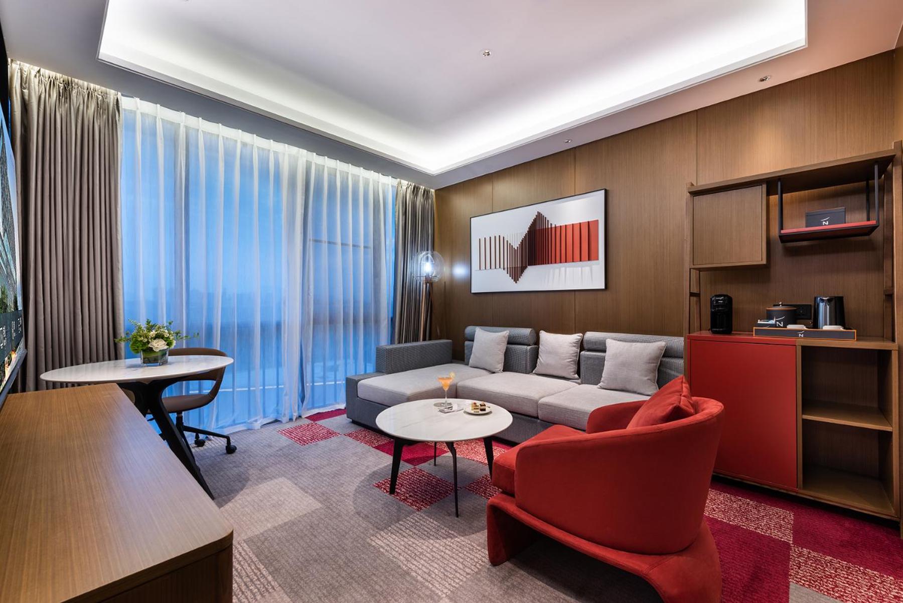 Deluxe King Suite - Photo 7
