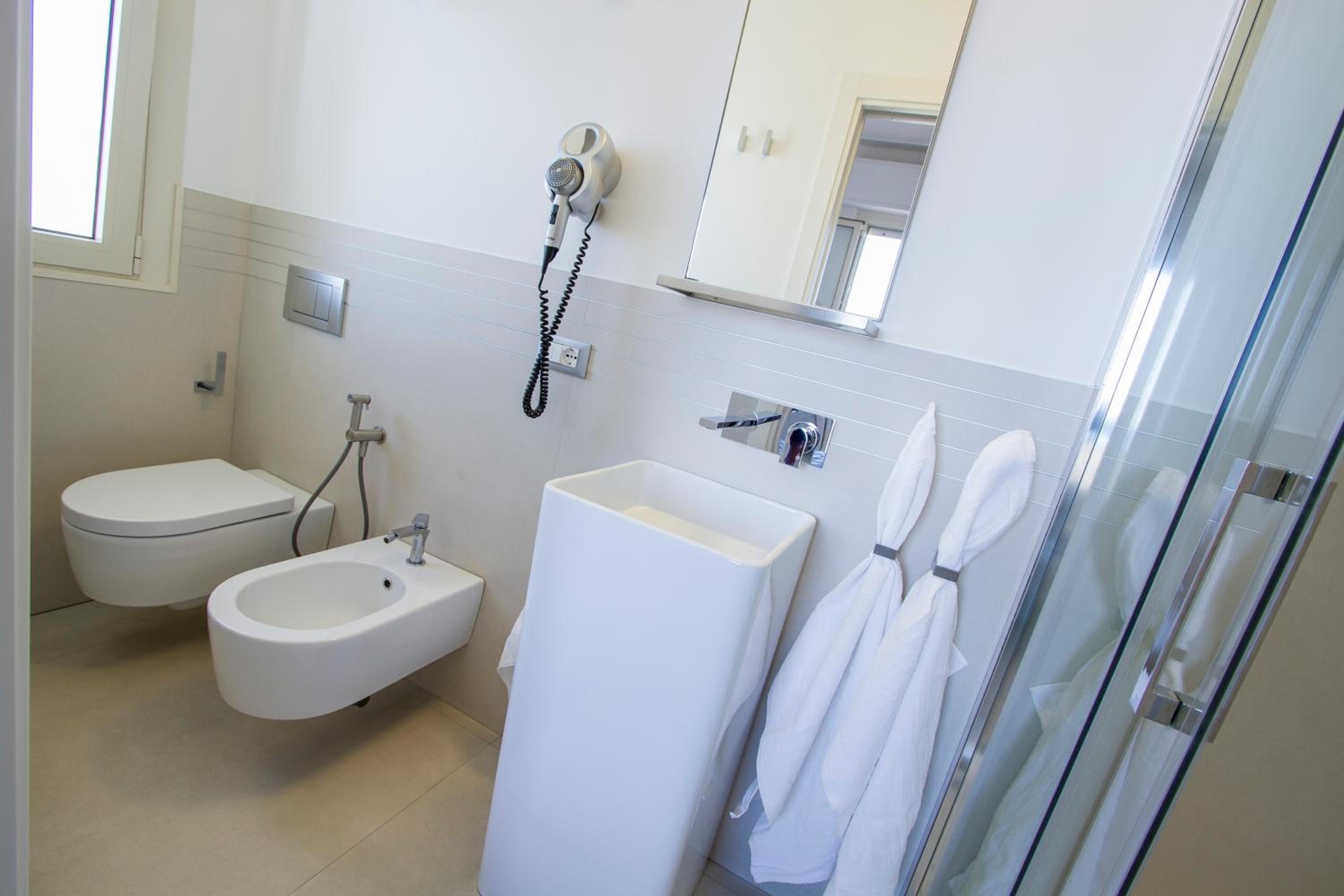 Standard Double or Twin Room with Side Sea View - Photo 3