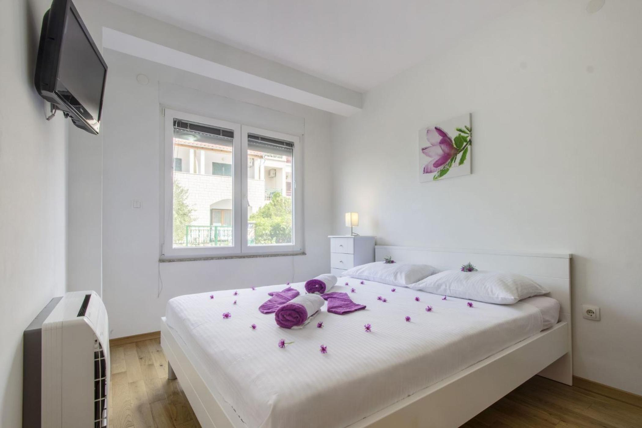 One-Bedroom Apartment with Terrace photo 1