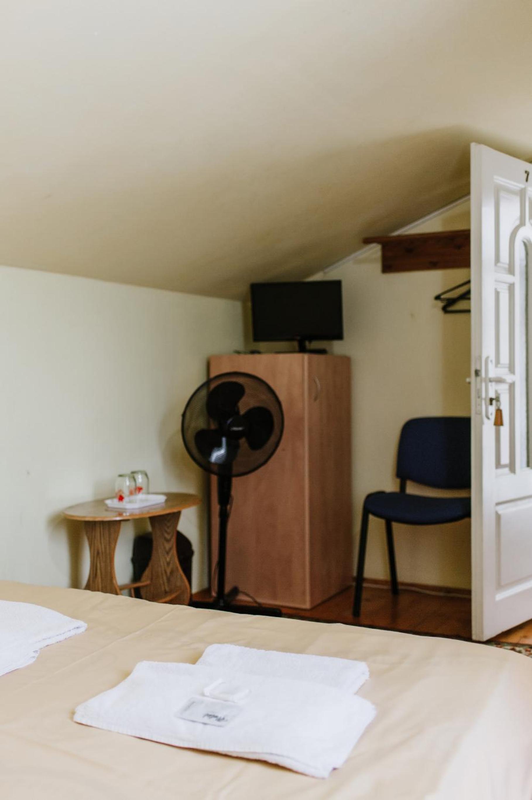 Economy Double Room with Shared Bathroom photo 2