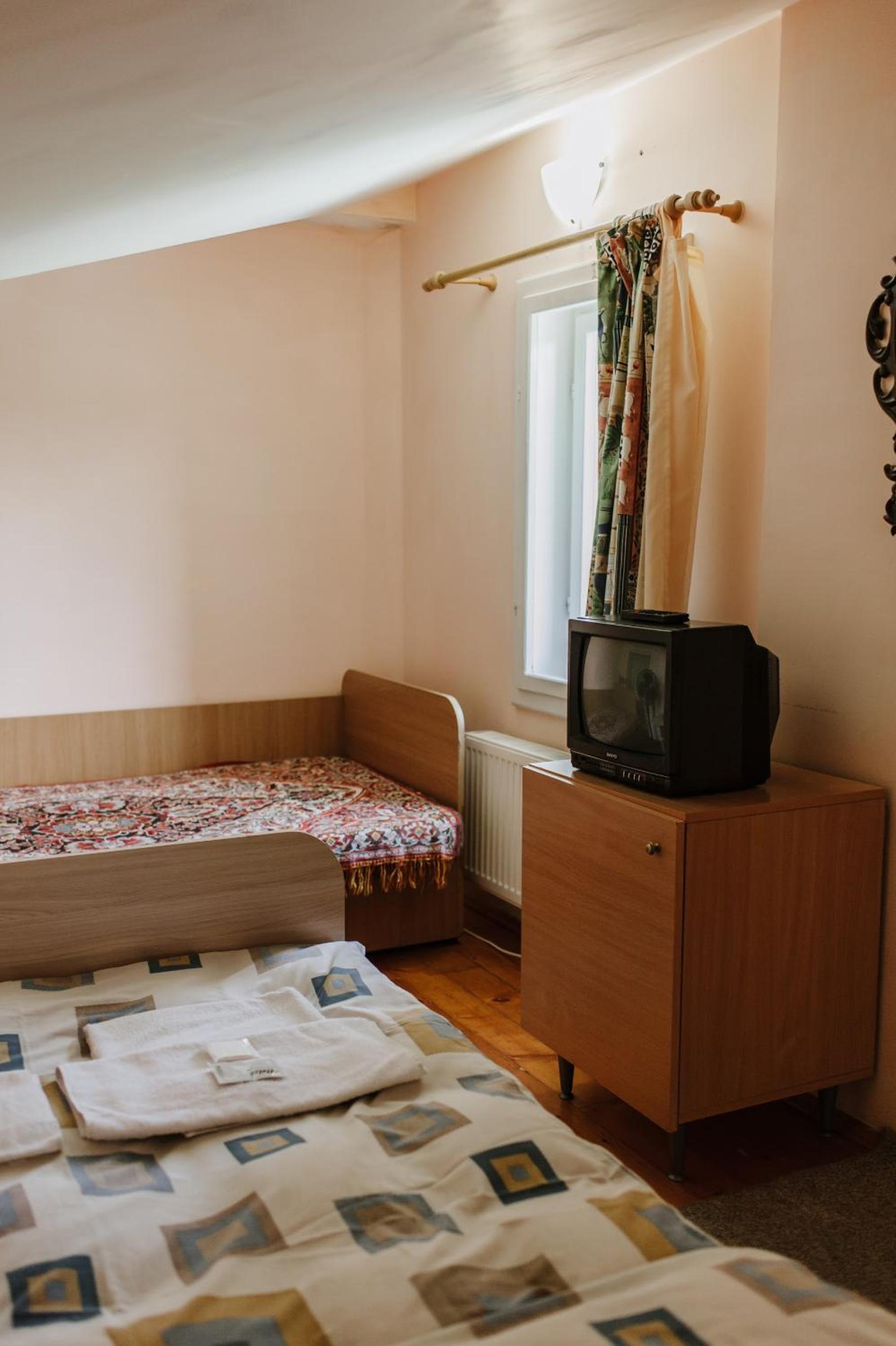 Economy Triple Room with Shared Bathroom photo 3
