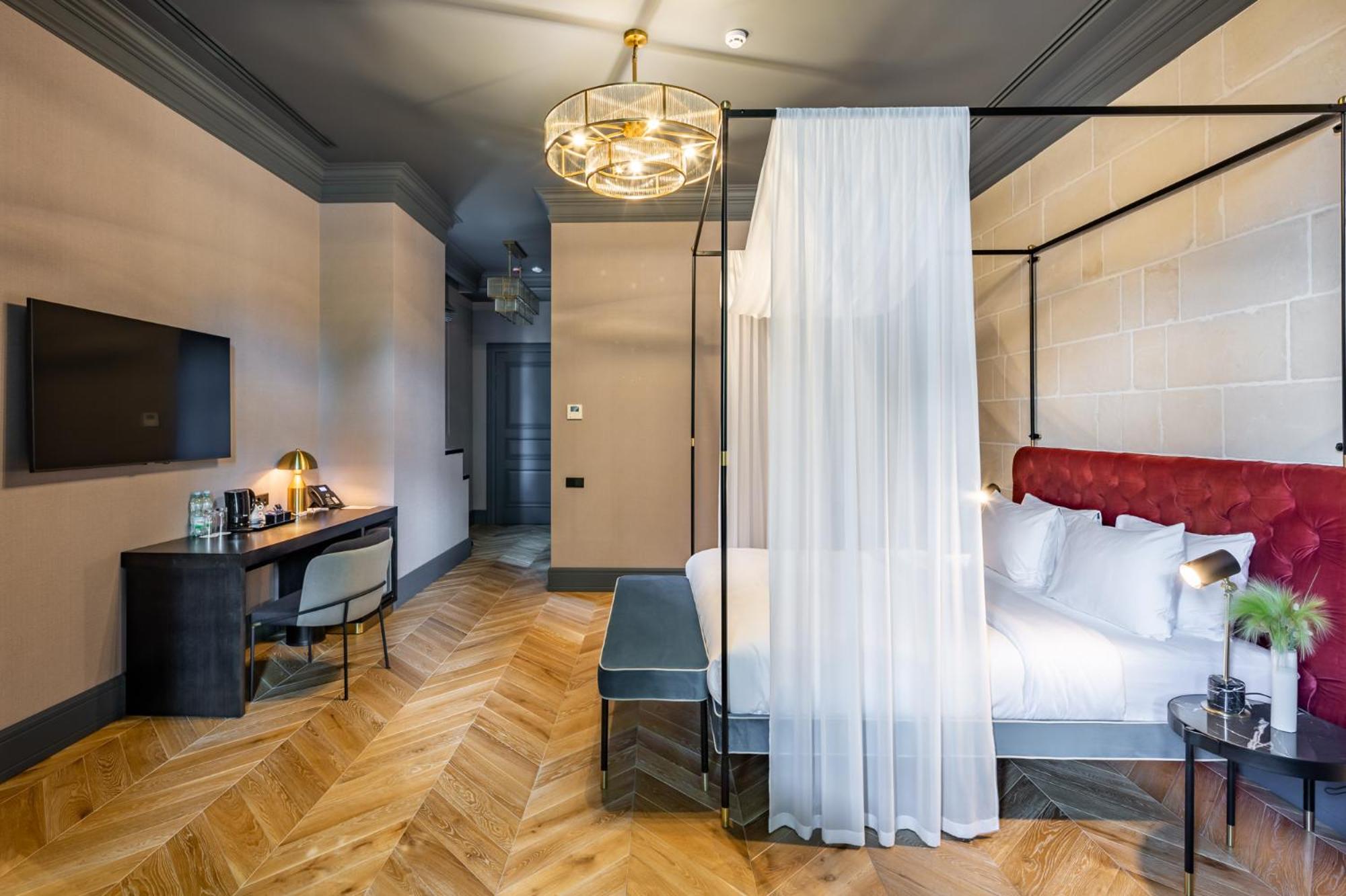 Deluxe Double Room (2 Adults + 1 Child)