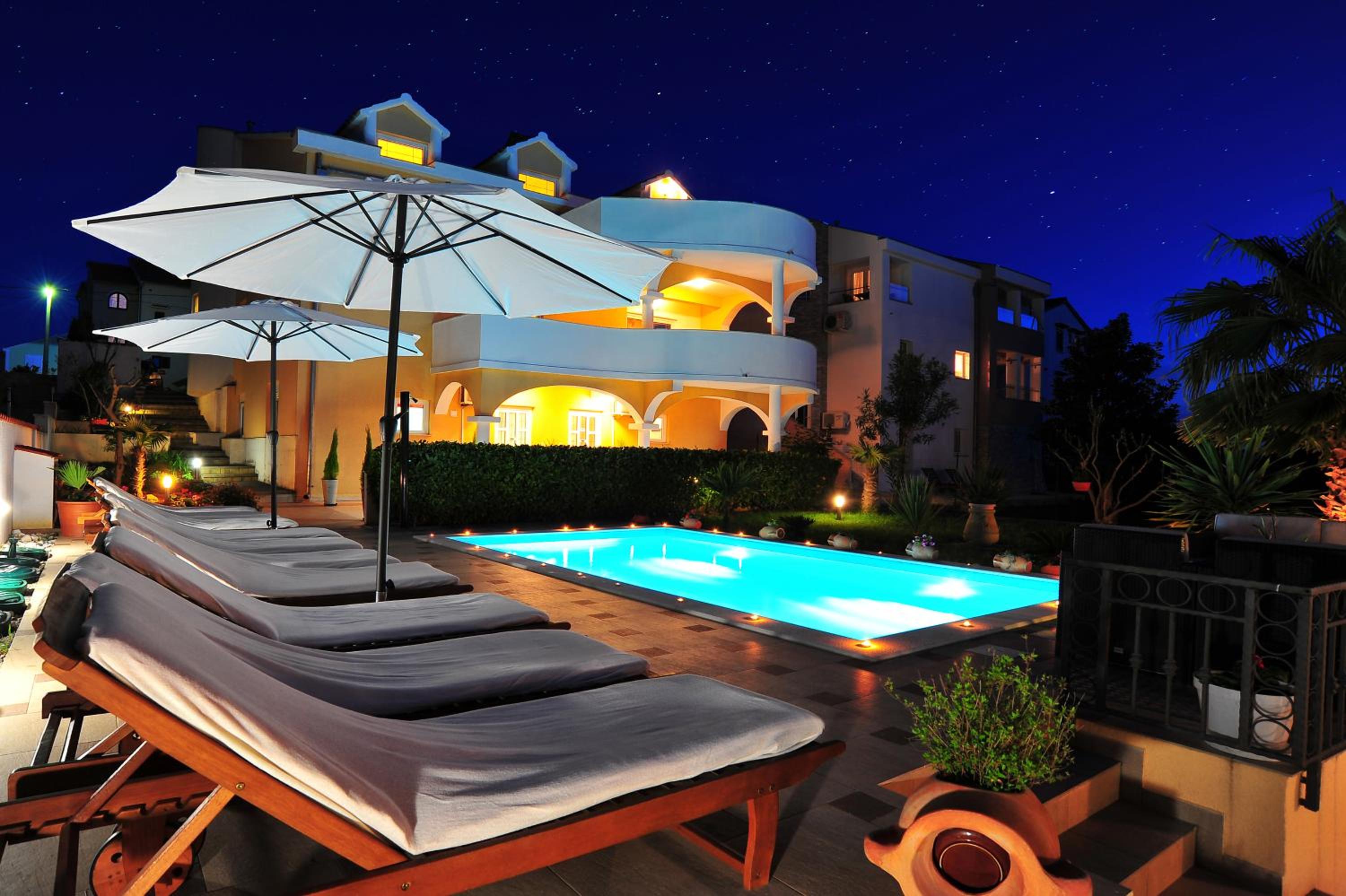 Three-Bedroom Apartment with Balcony and Sea View photo 3