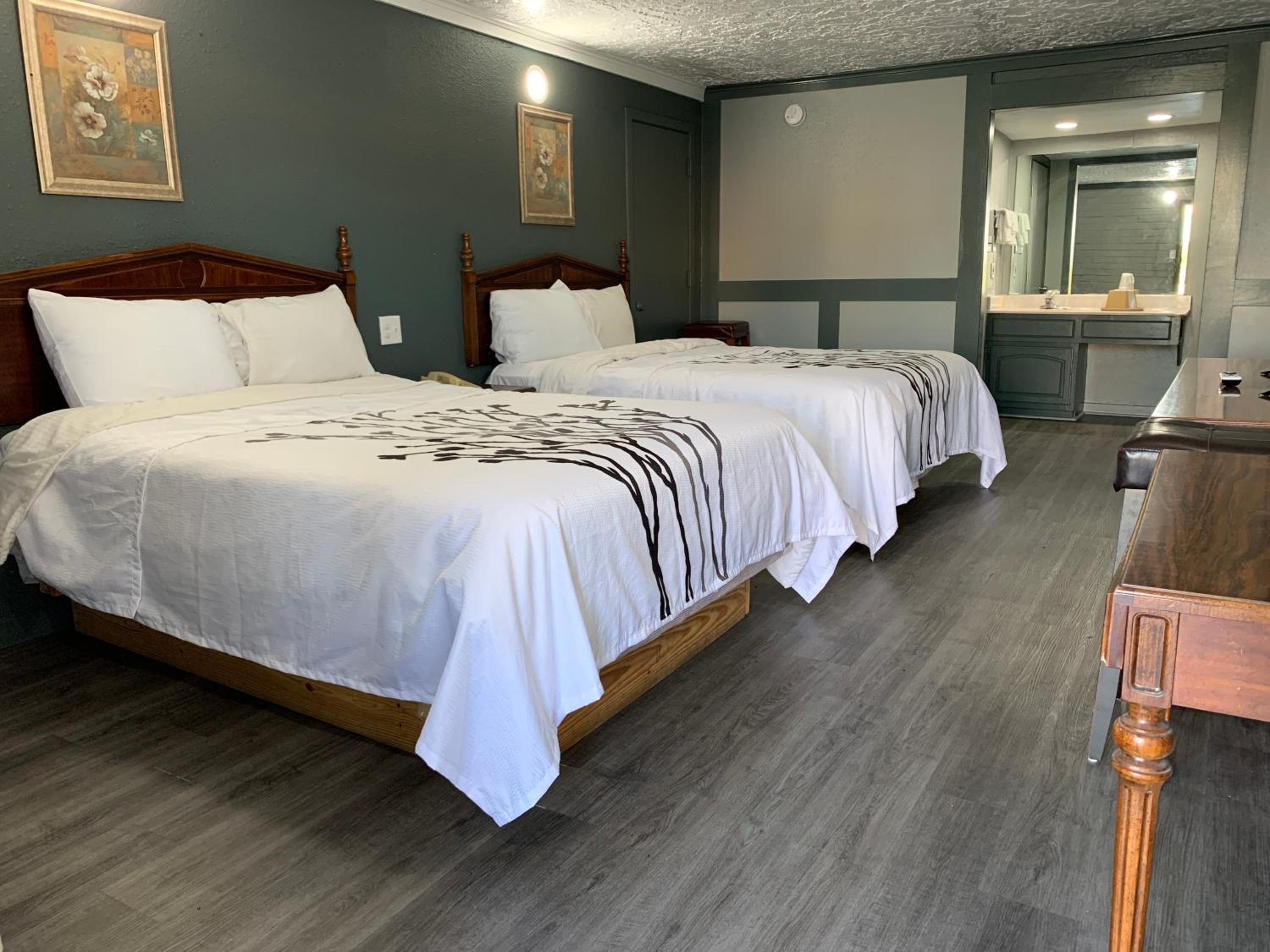 Queen Room with Two Queen Beds - Photo 4