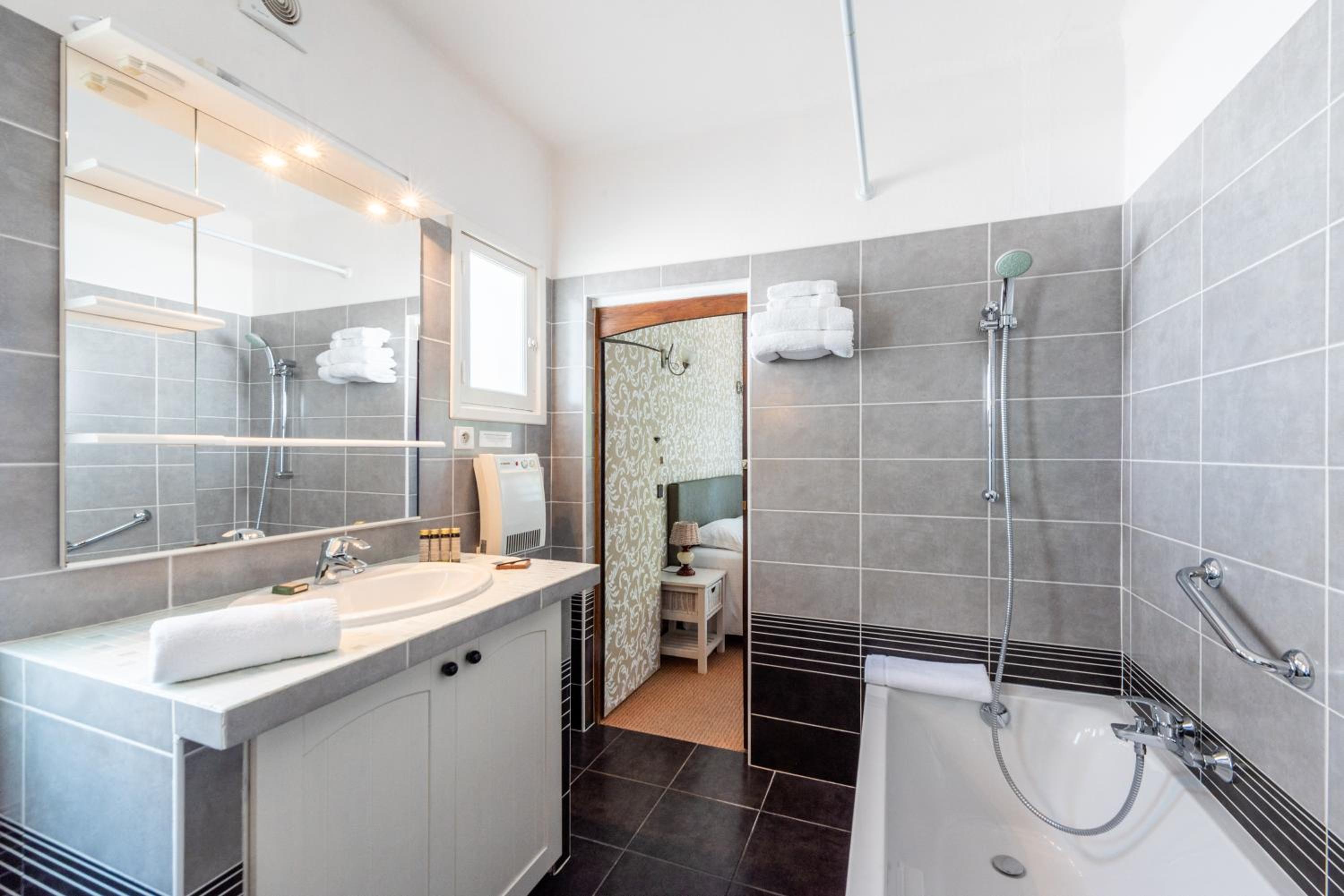 One-Bedroom Suite with Garden View photo 2