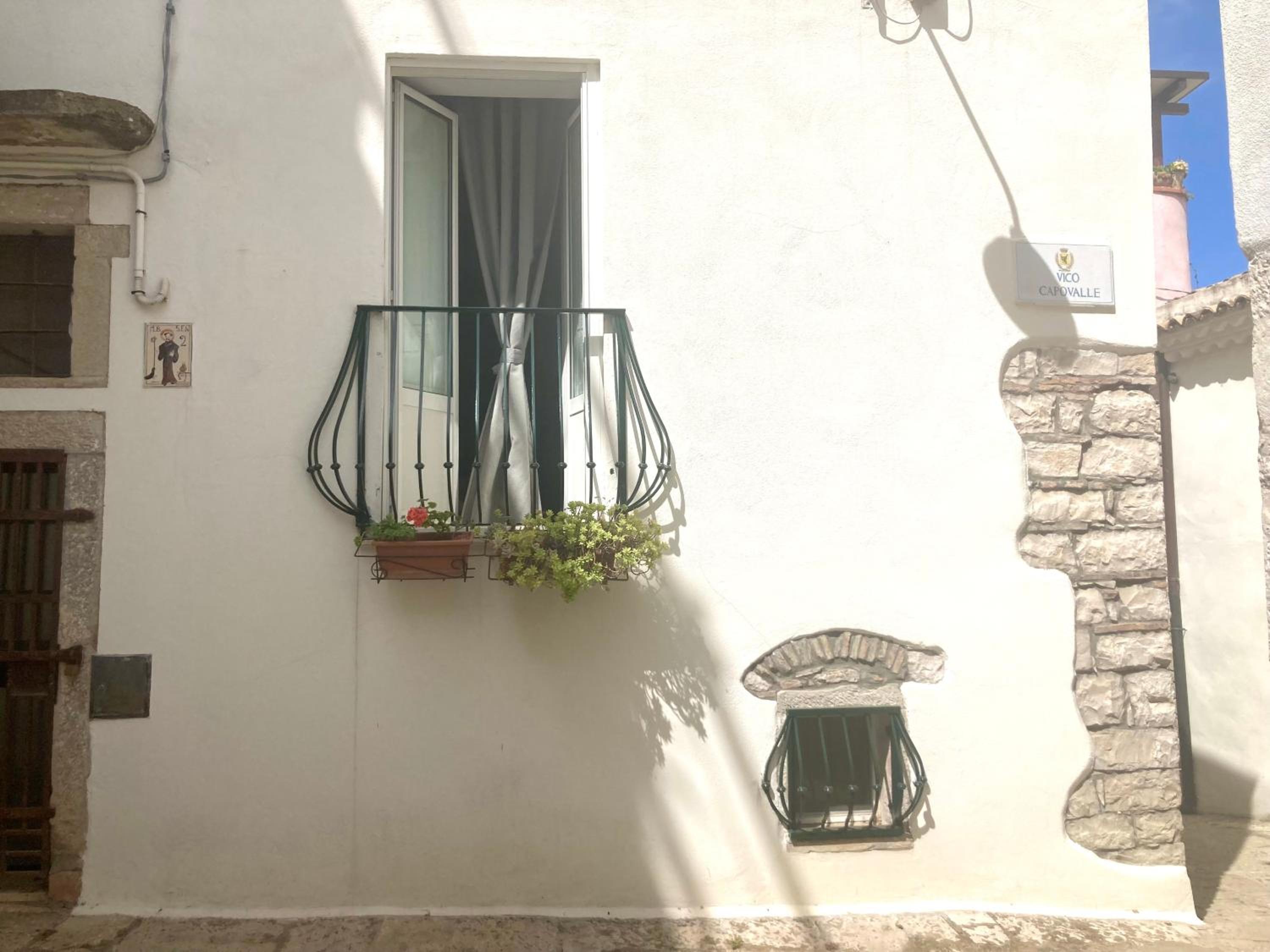One-Bedroom House - Photo 2