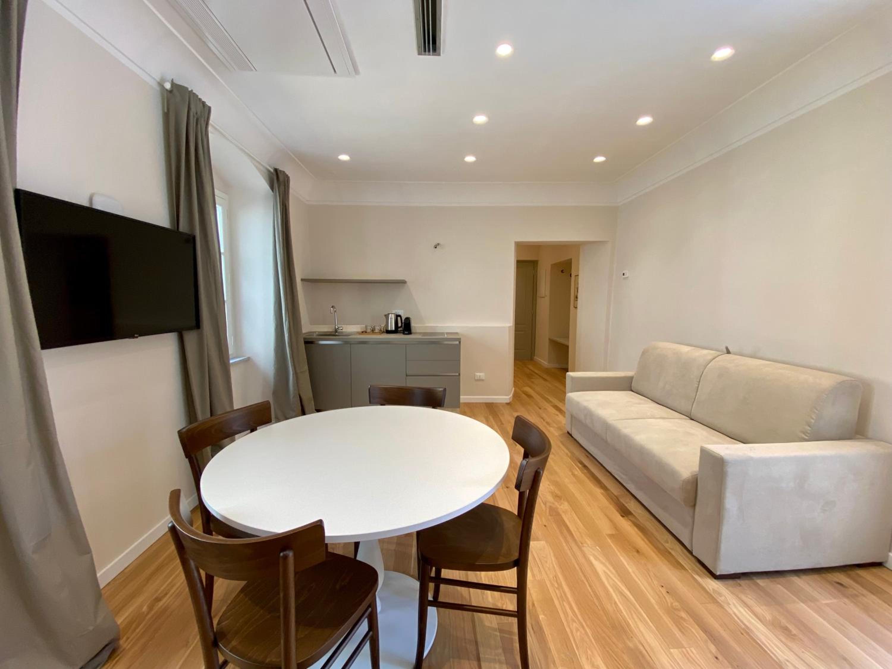 Suite - Photo 1