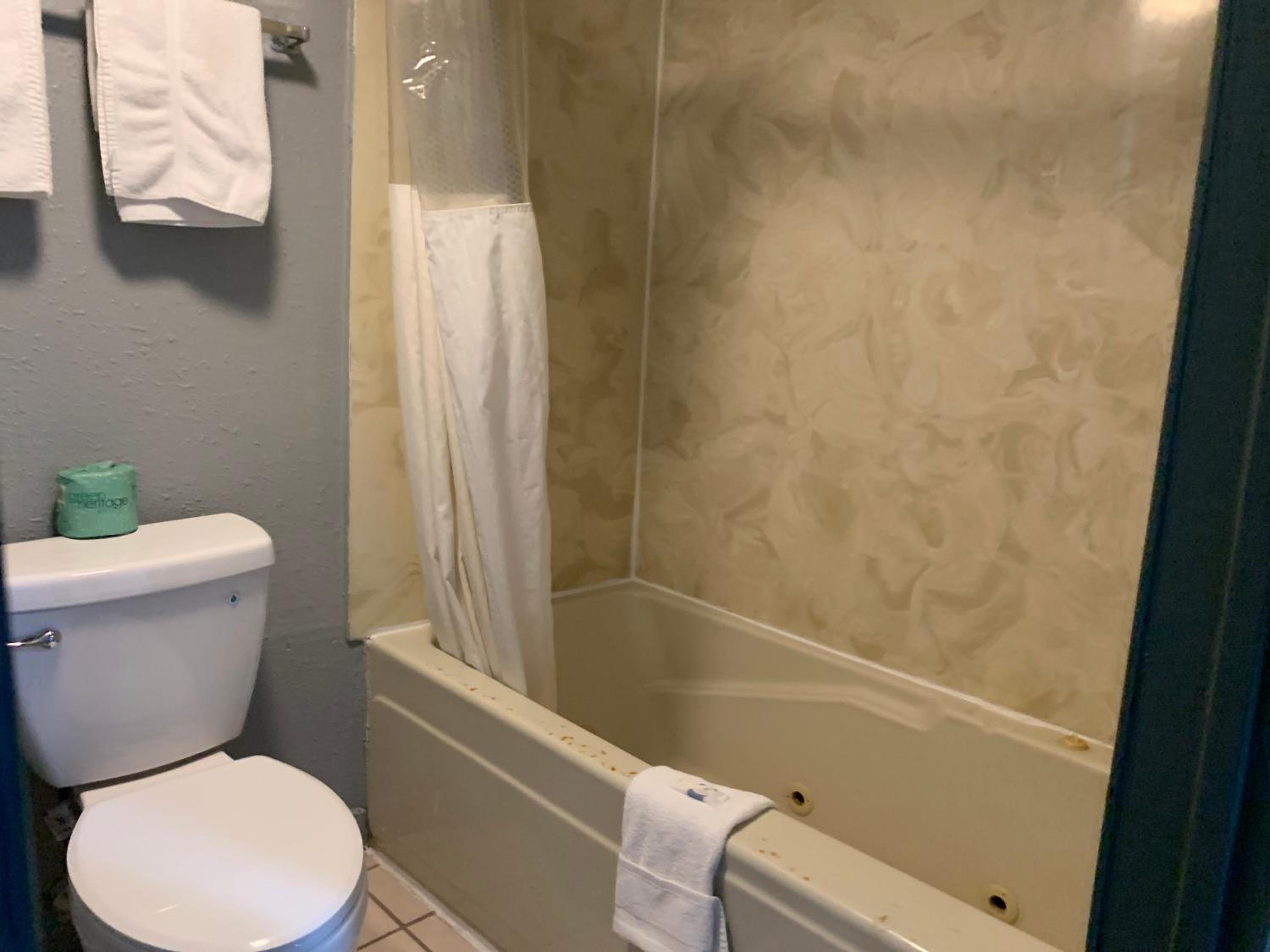 Queen Room with Two Queen Beds - Photo 2