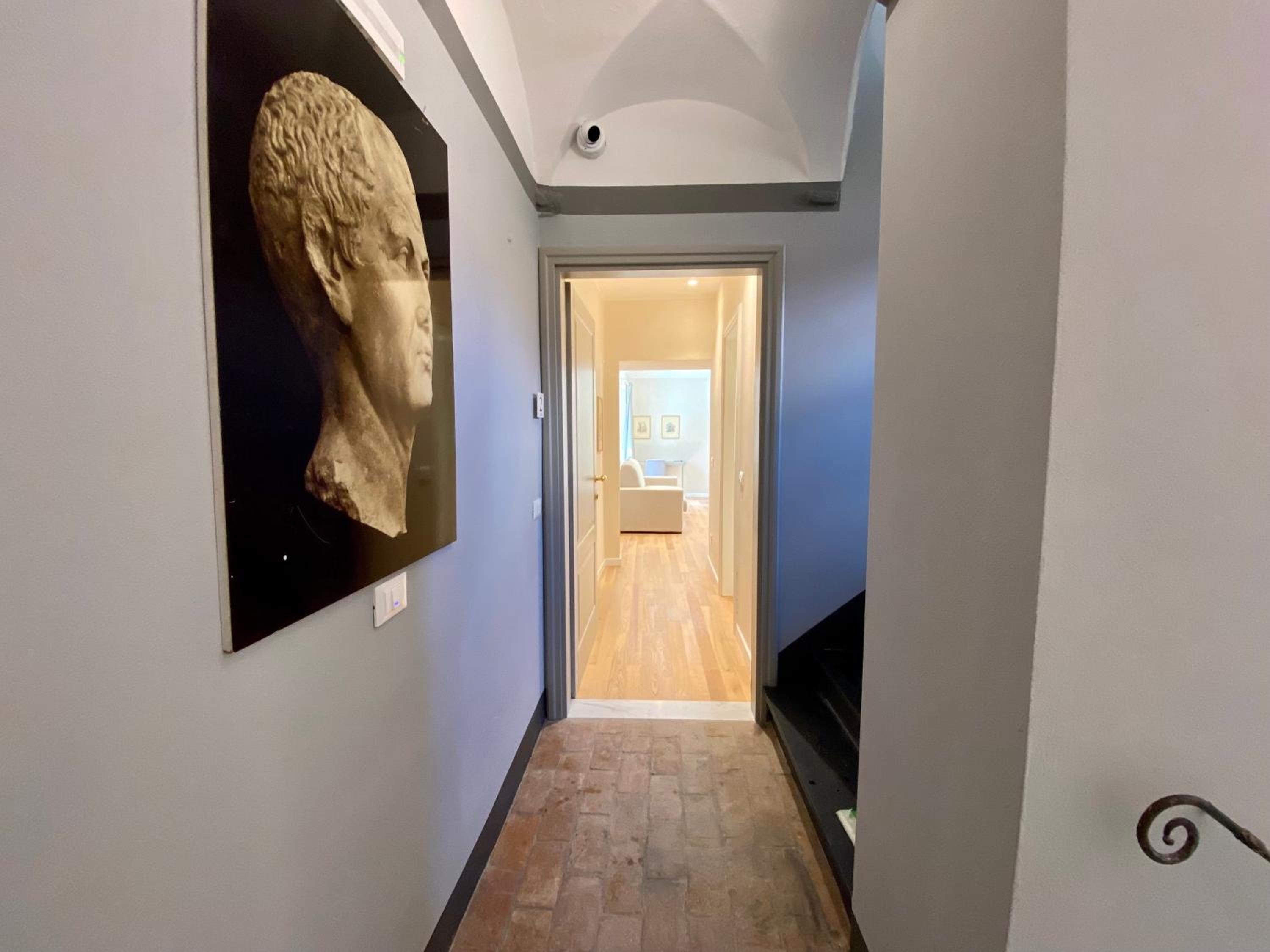 Suite - Photo 25