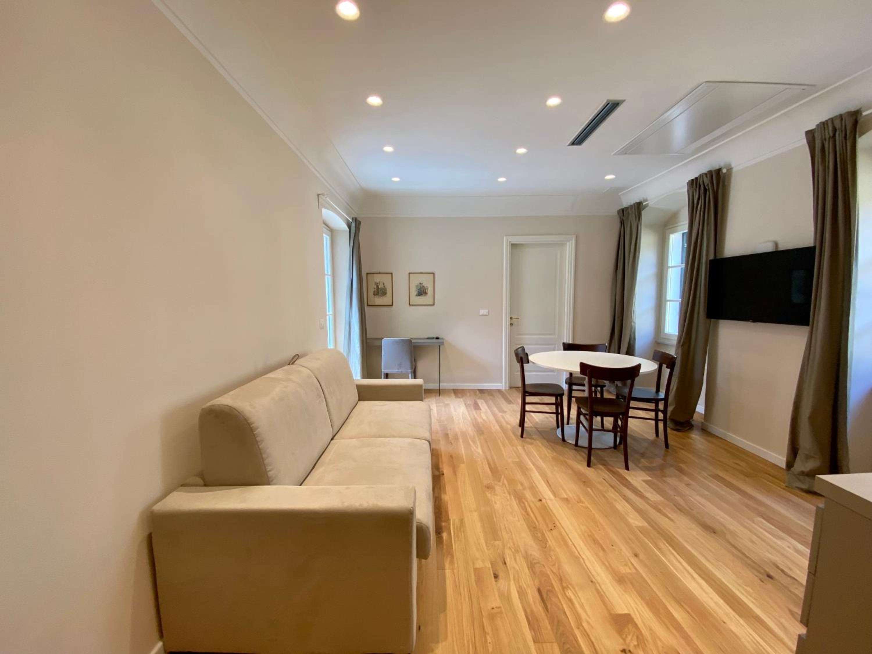 Suite - Photo 32
