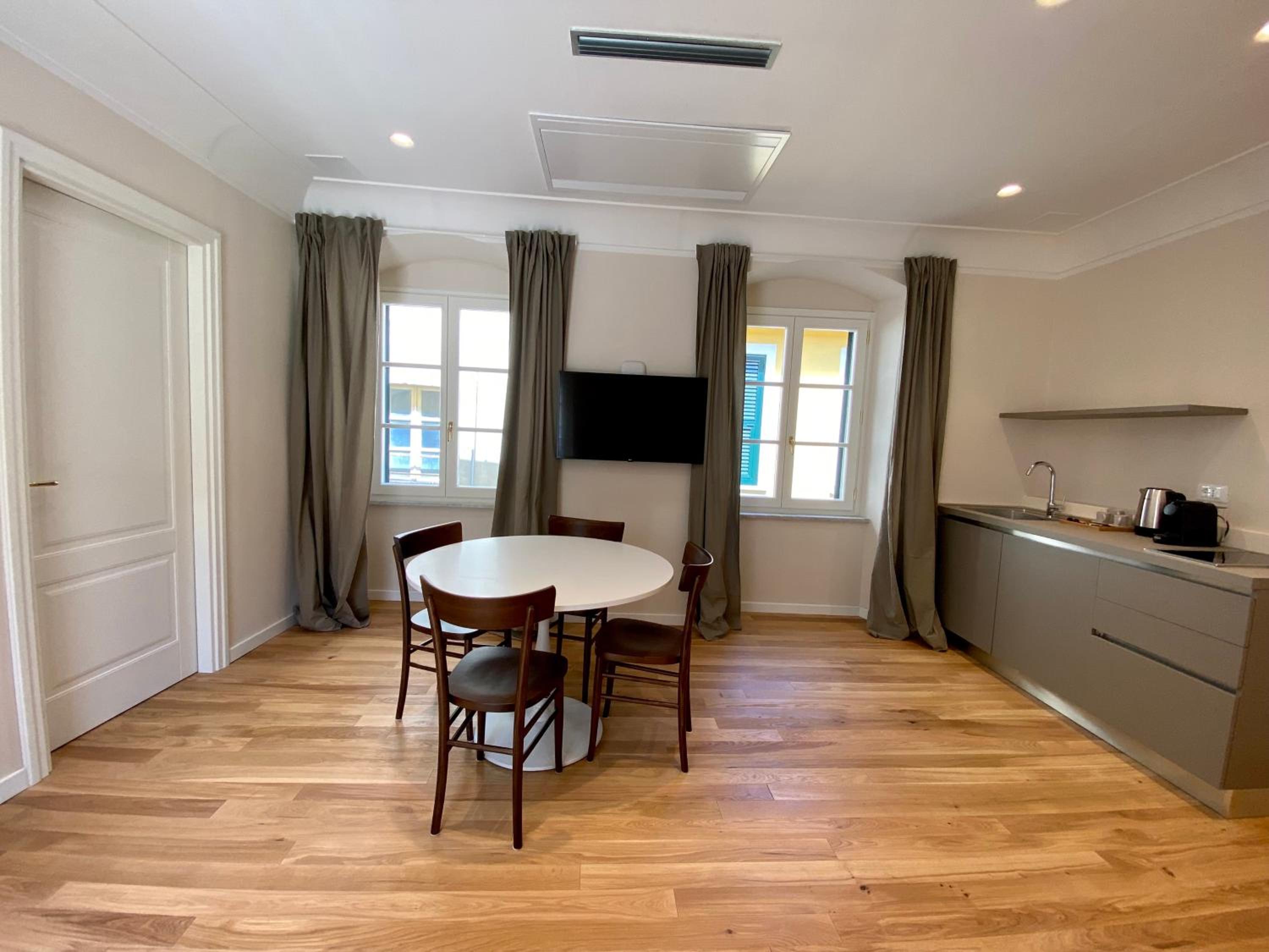 Suite - Photo 22