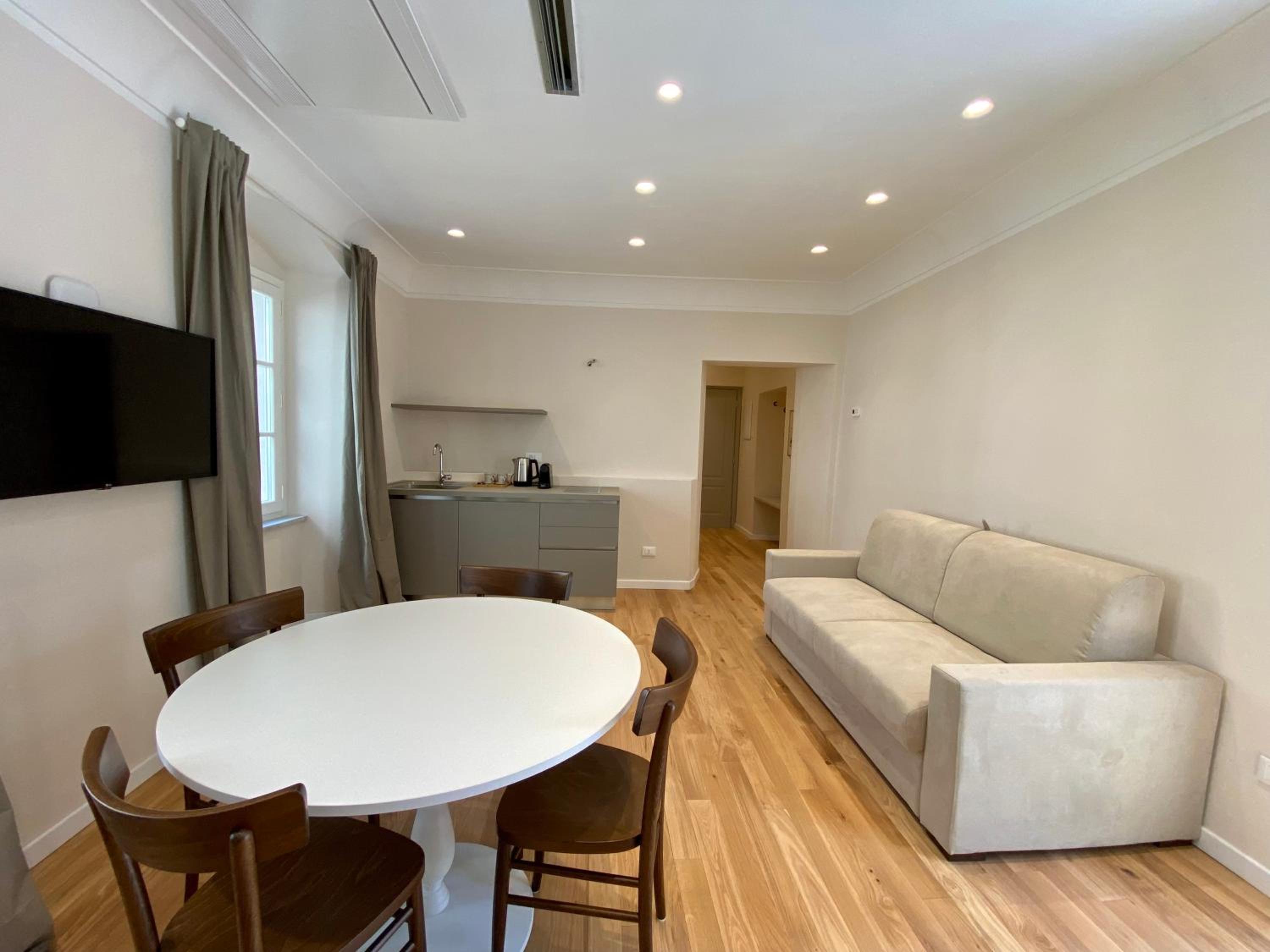 Suite - Photo 30