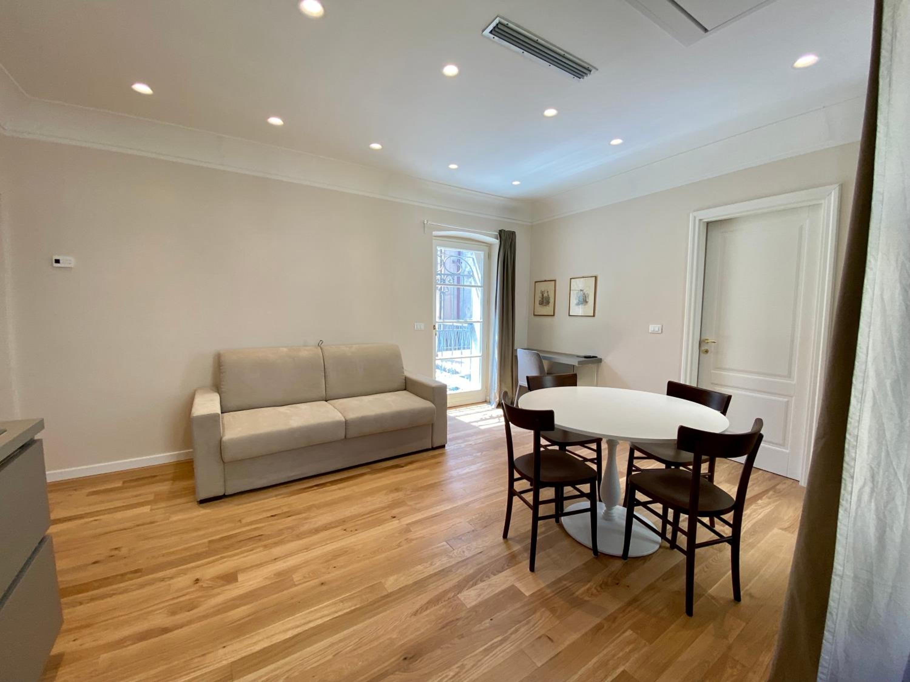 Suite - Photo 23
