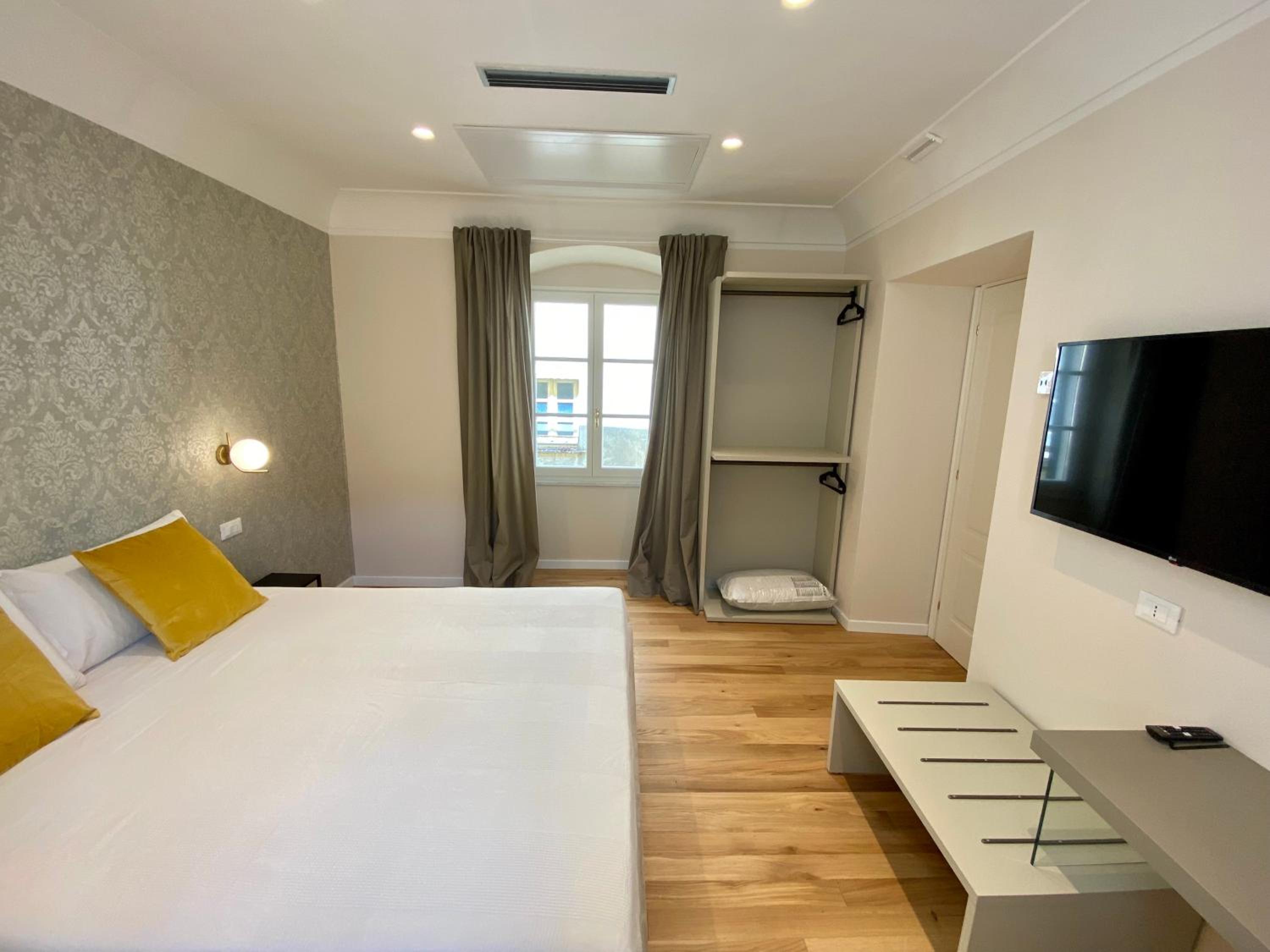 Suite - Photo 15