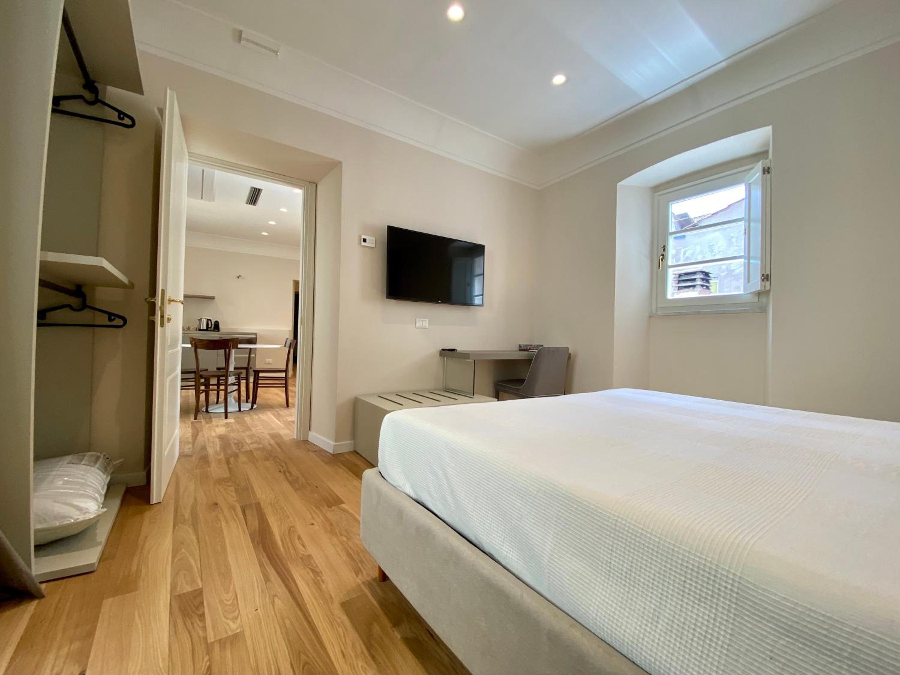 Suite - Photo 14