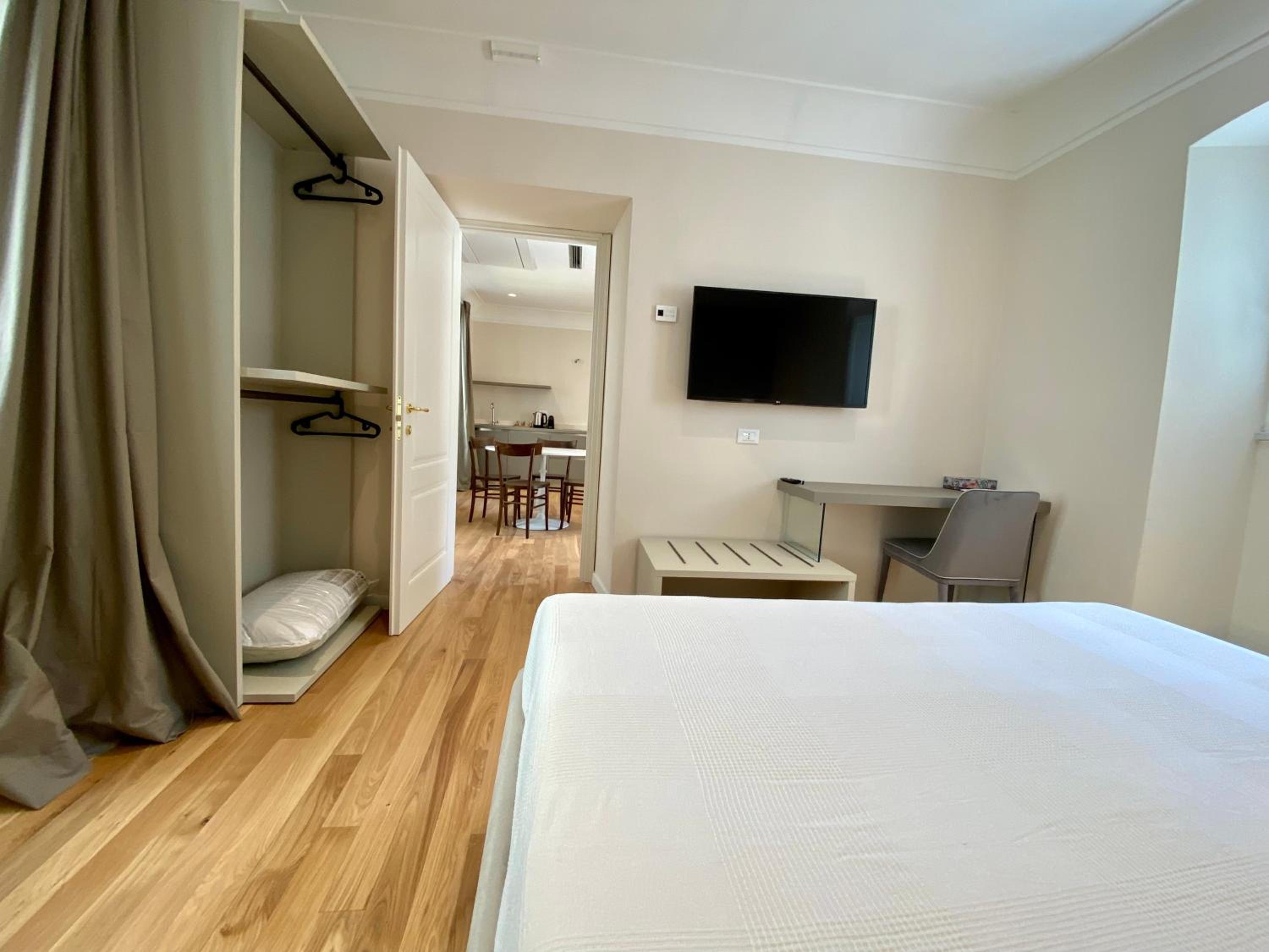 Suite - Photo 11