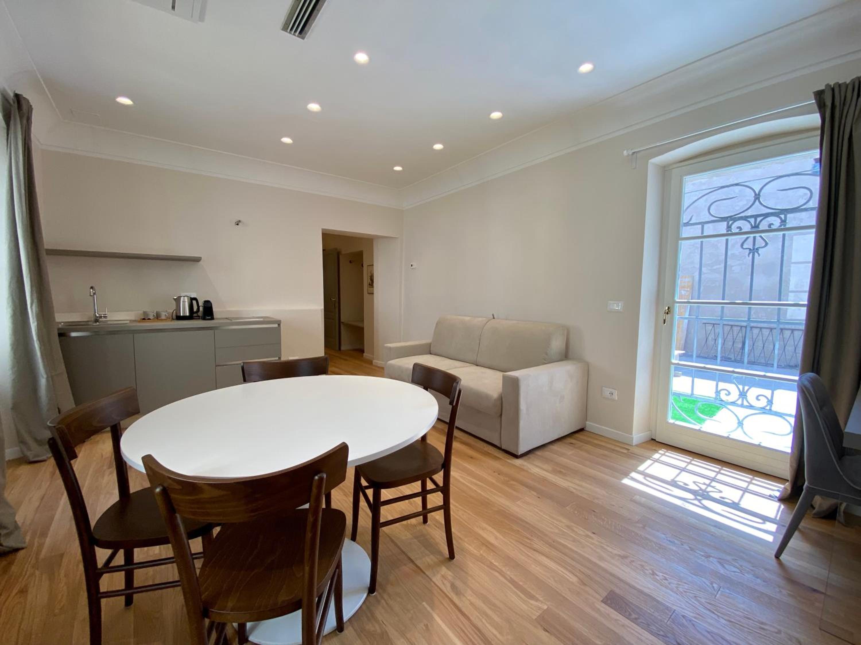 Suite - Photo 20