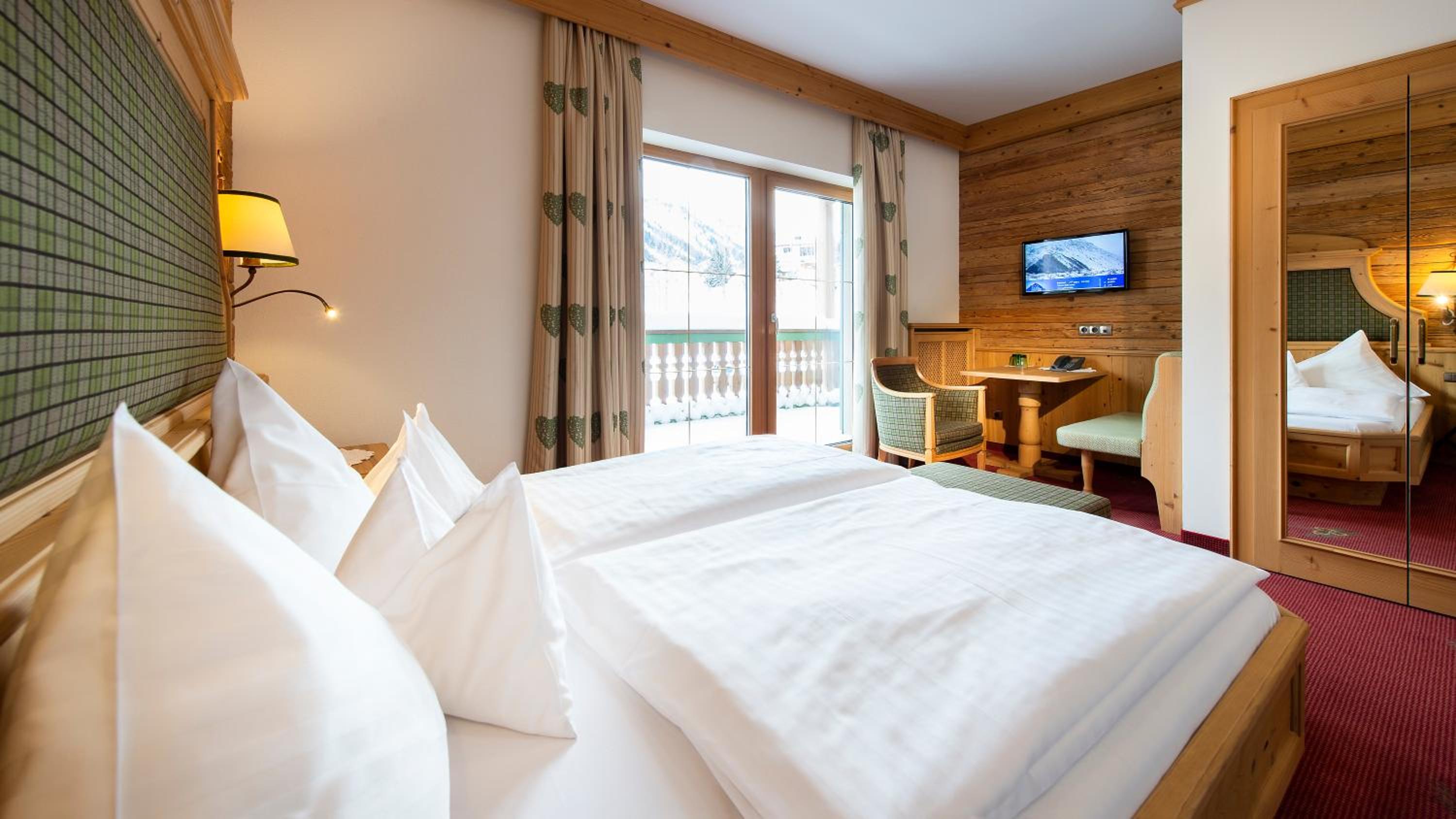 Deluxe Double Room with Balcony - Photo 1
