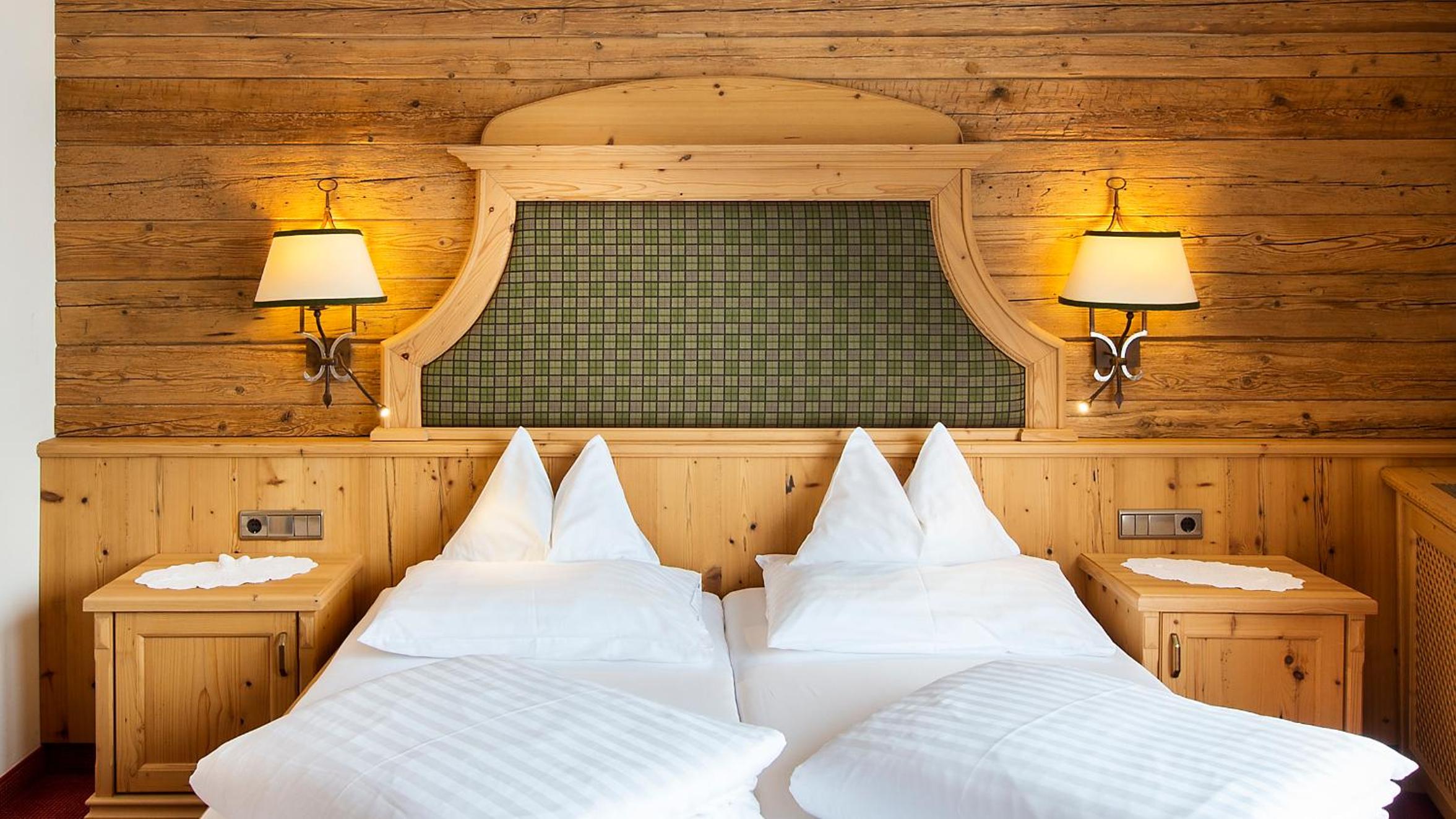 Deluxe Double Room with Balcony - Photo 4