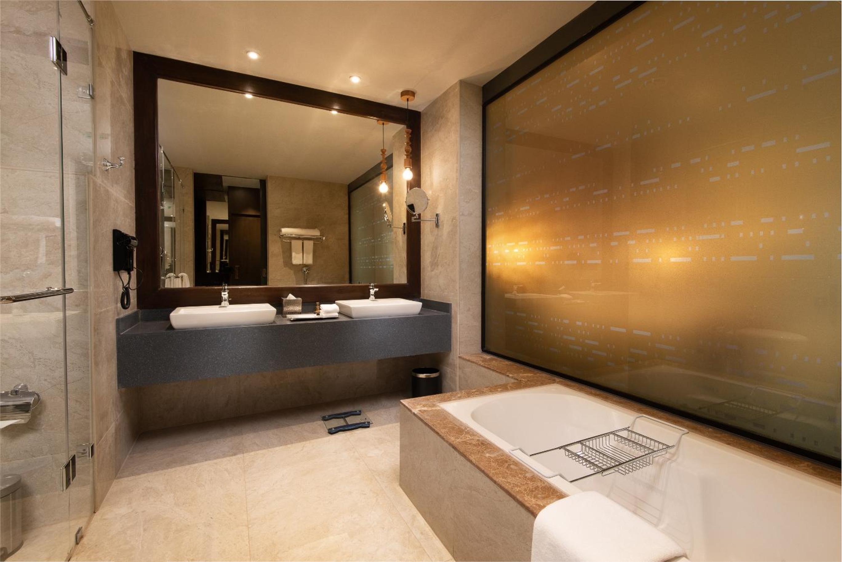 One-Bedroom Superior Suite with Private Terrace, Kitchenette,Executive Lounge Access,with 25% Discount on F&B, Spa and Laundry - Photo 2
