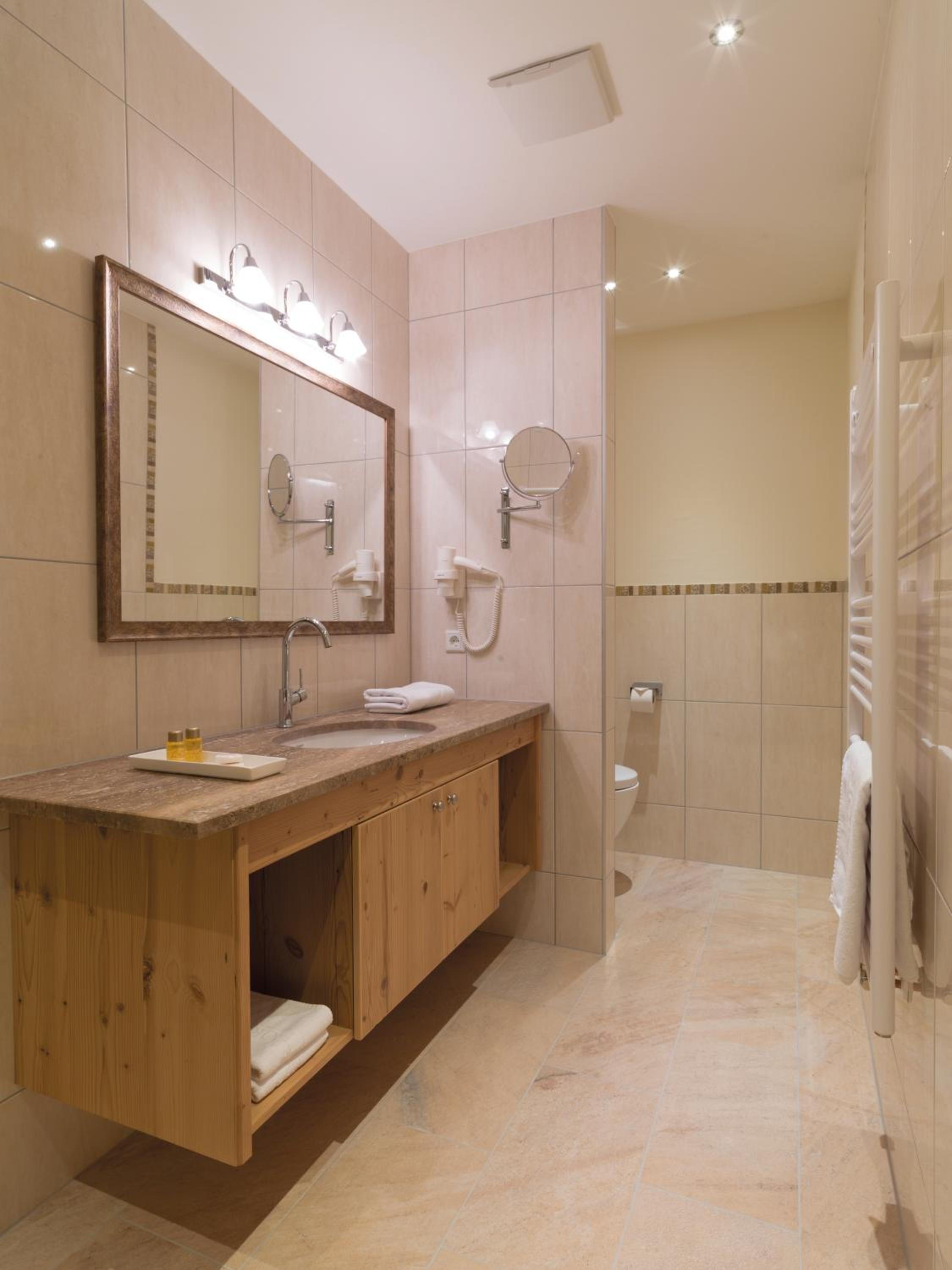 Deluxe Double Room with Balcony - Photo 3