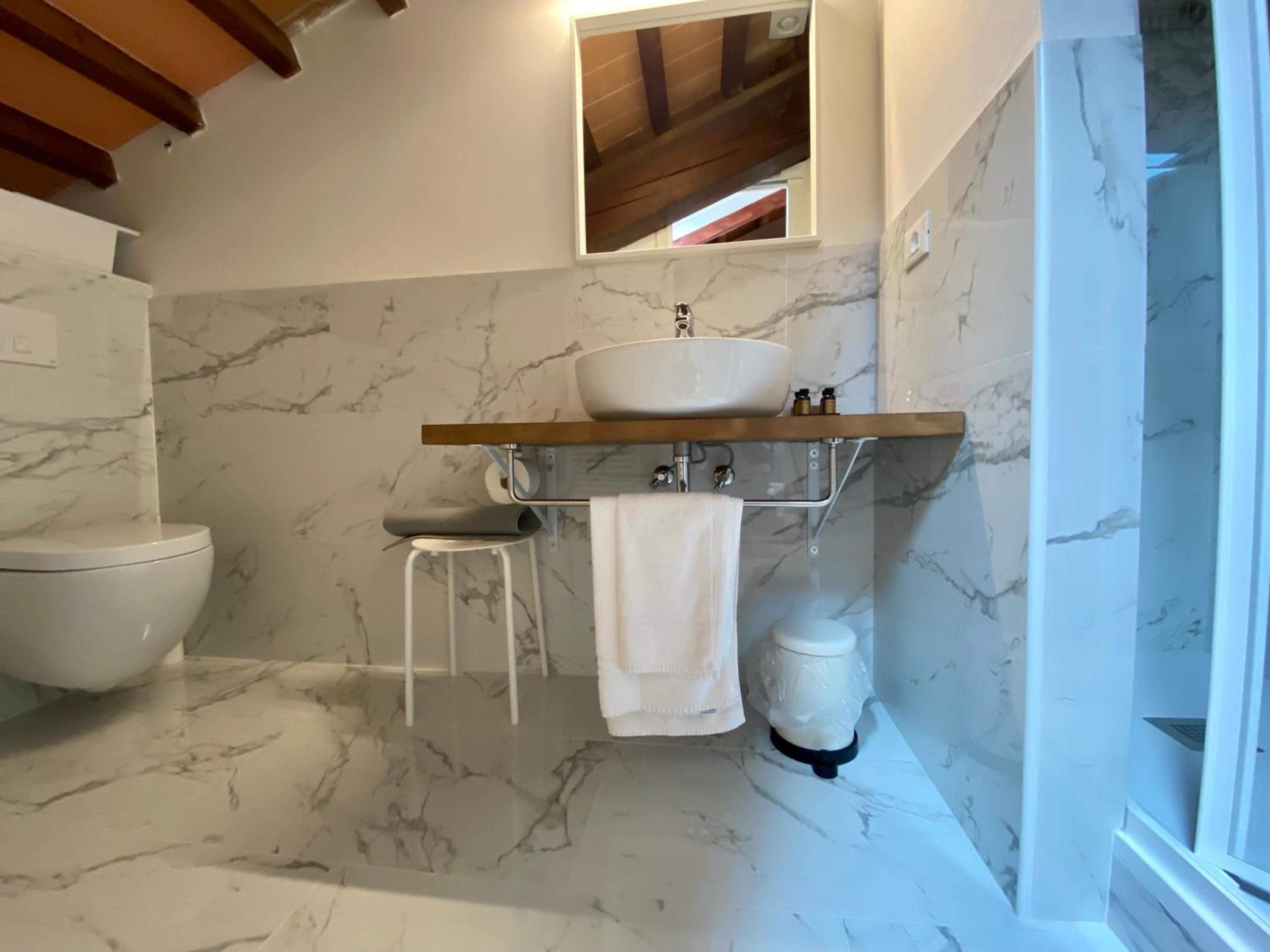 Double Room with Private Bathroom - Photo 9