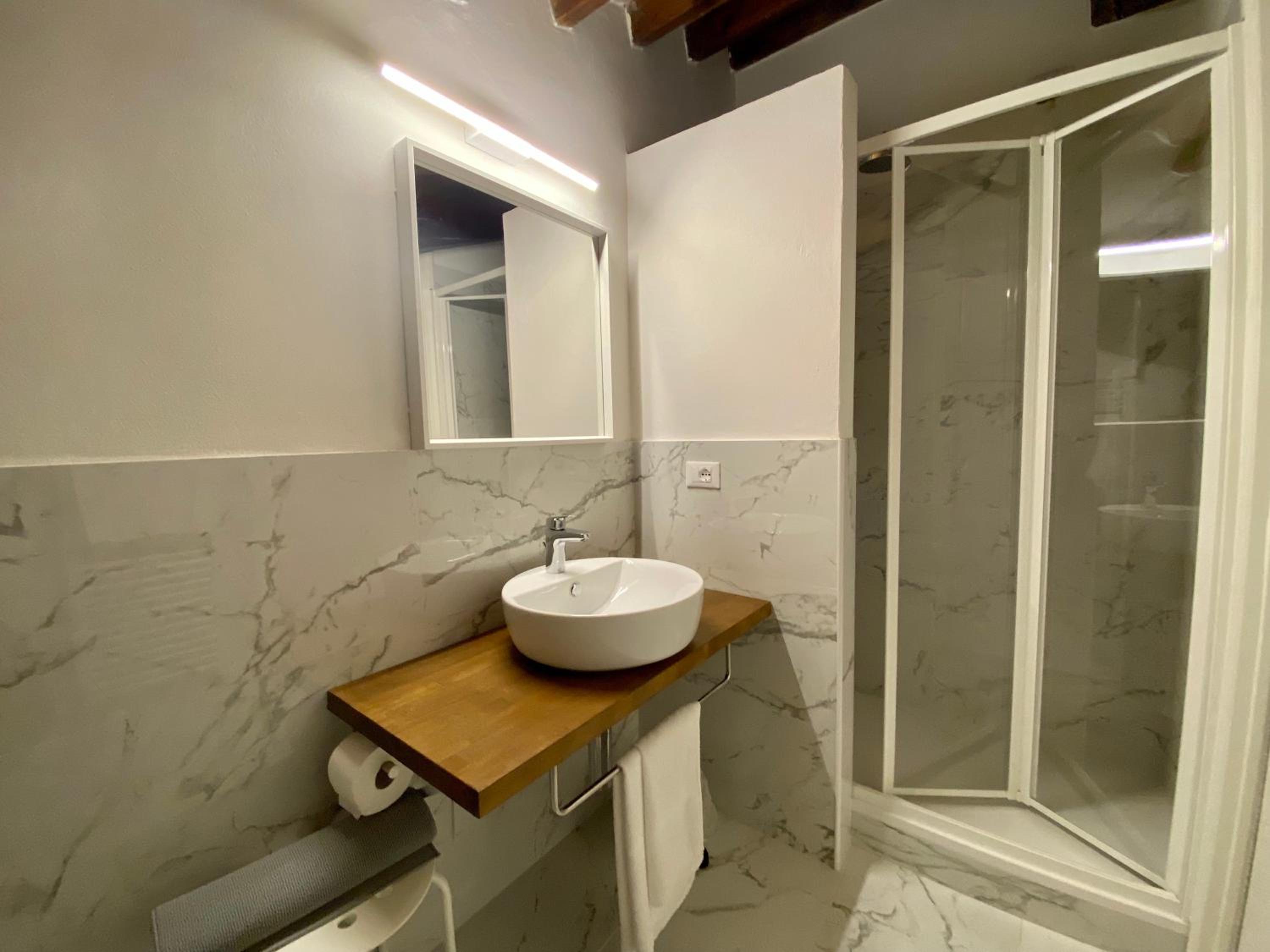 Double Room with Private Bathroom - Photo 5