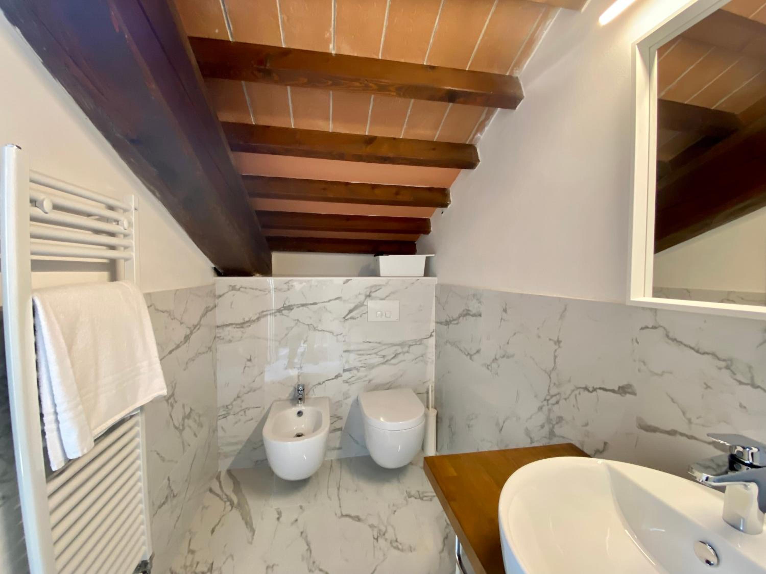 Double Room with Private Bathroom - Photo 7