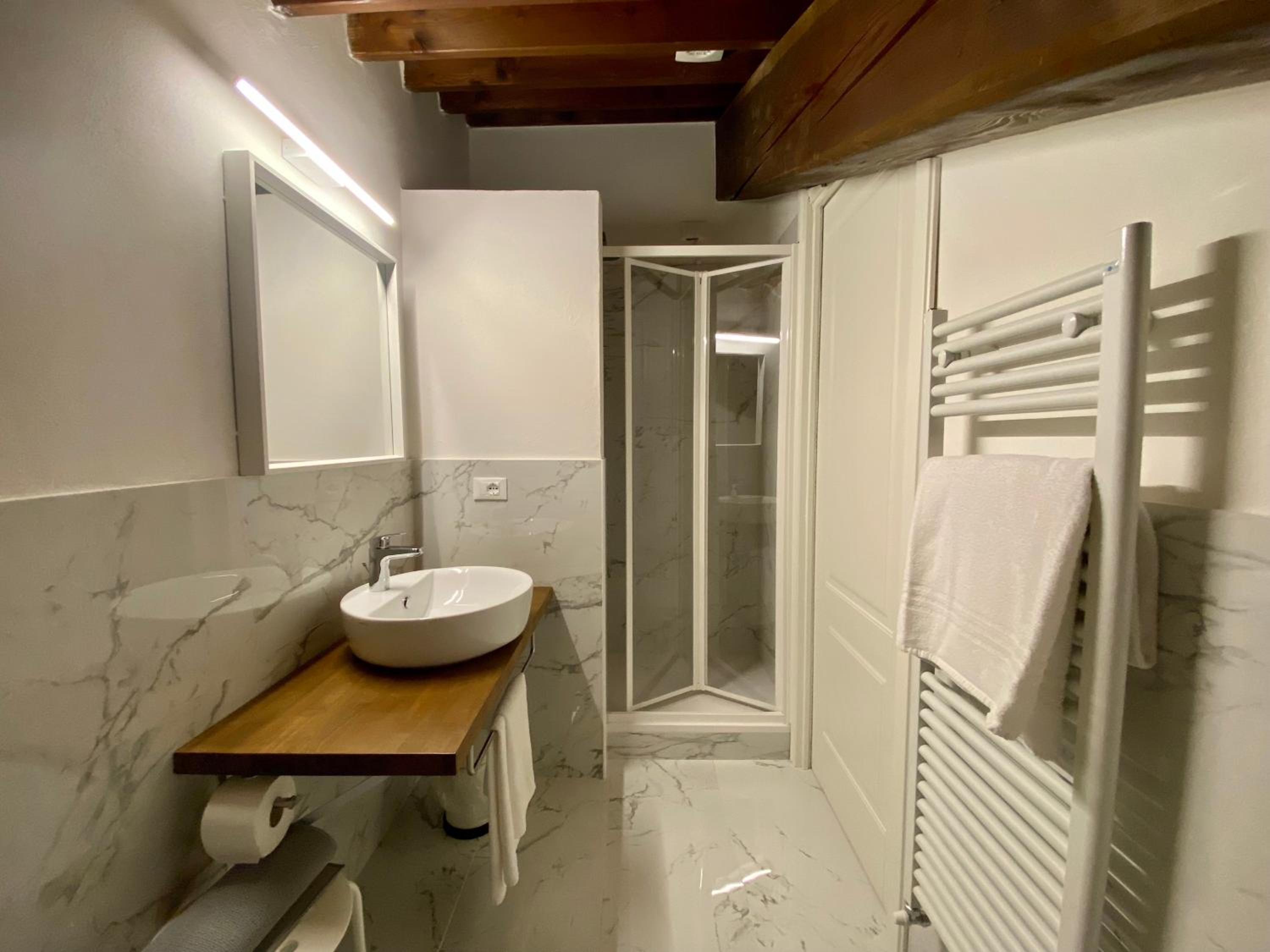 Double Room with Private Bathroom - Photo 6