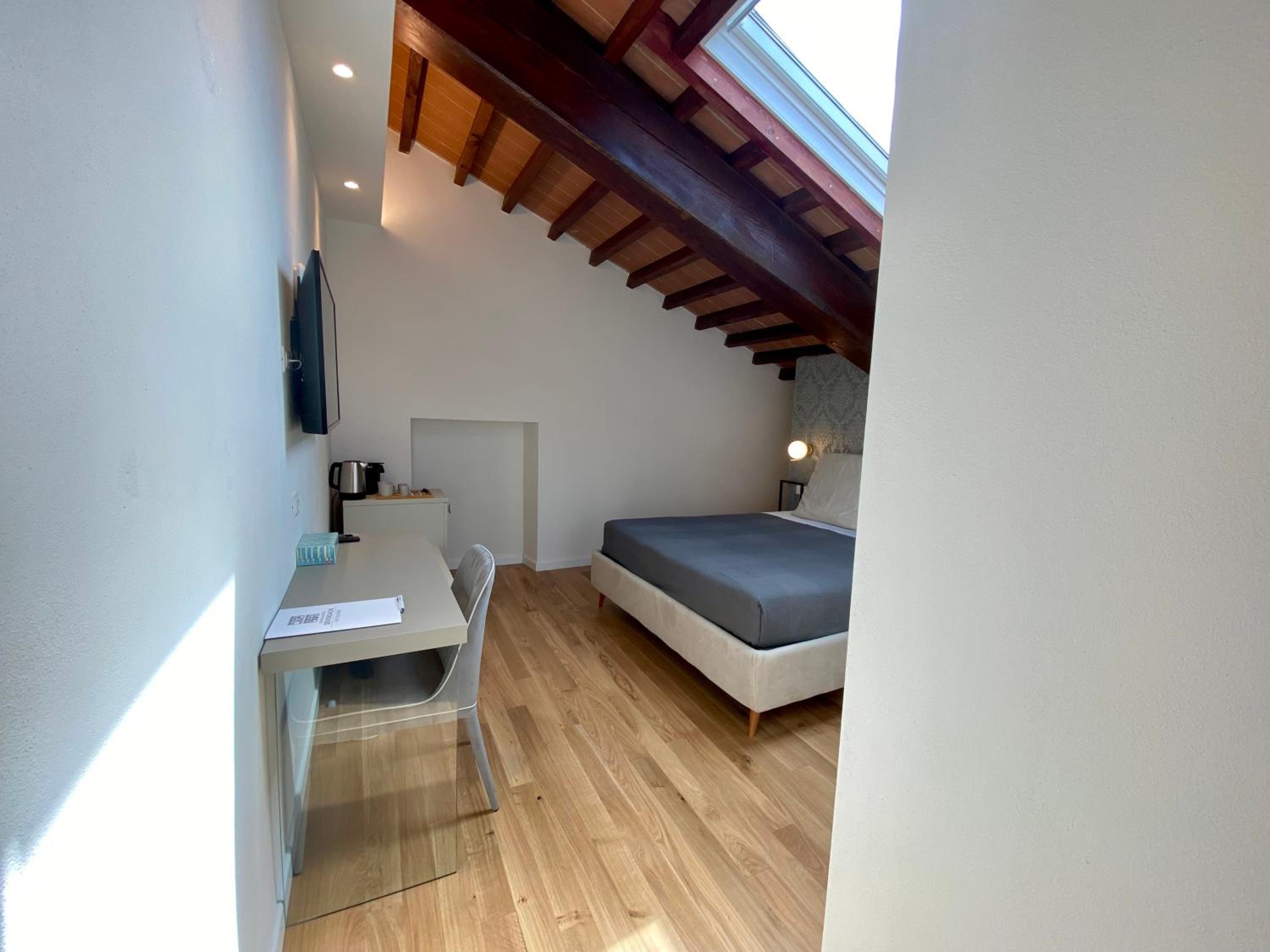 Double Room with Private Bathroom - Photo 3