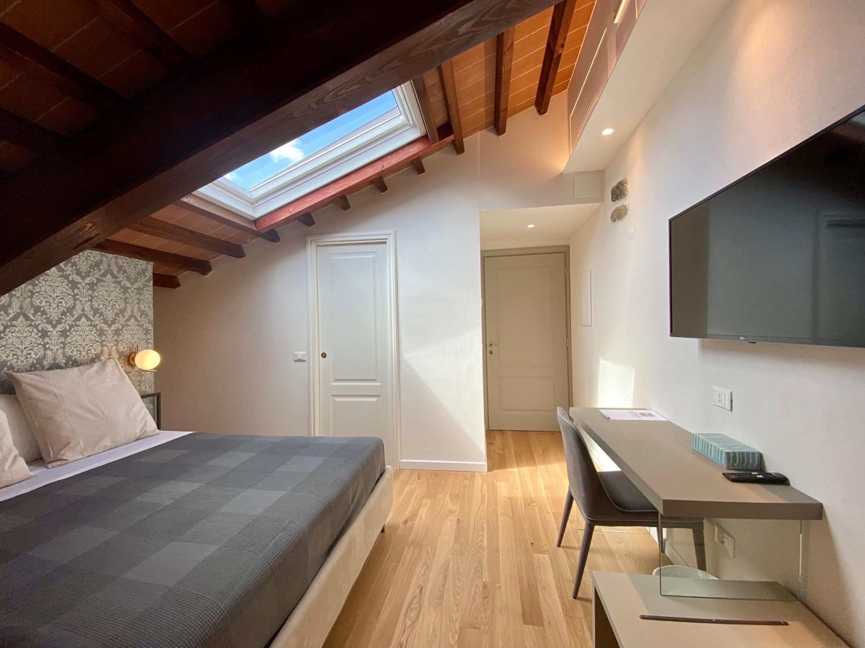 Double Room with Private Bathroom - Photo 10