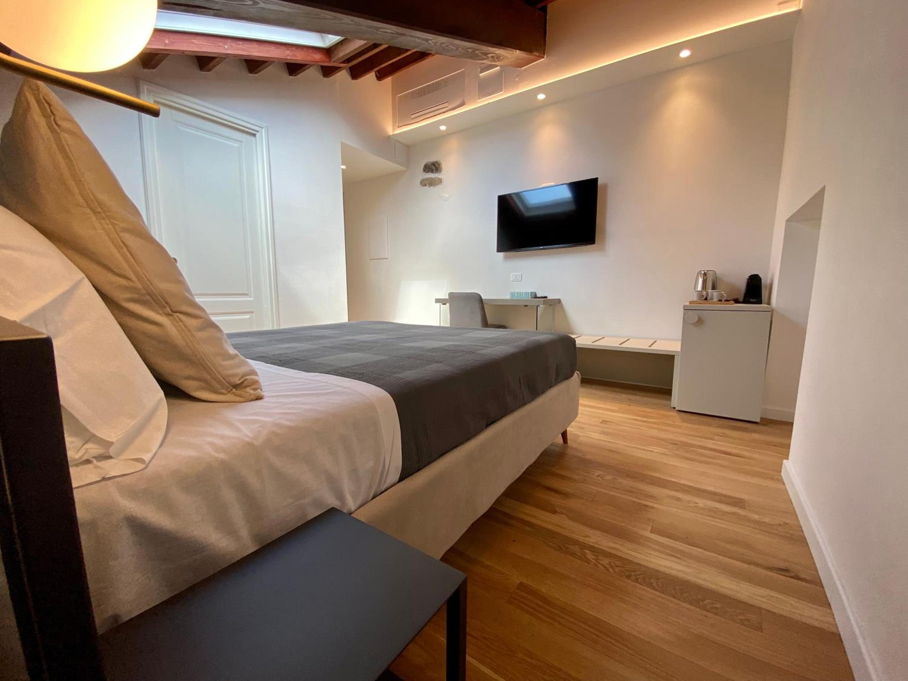 Double Room with Private Bathroom - Photo 11