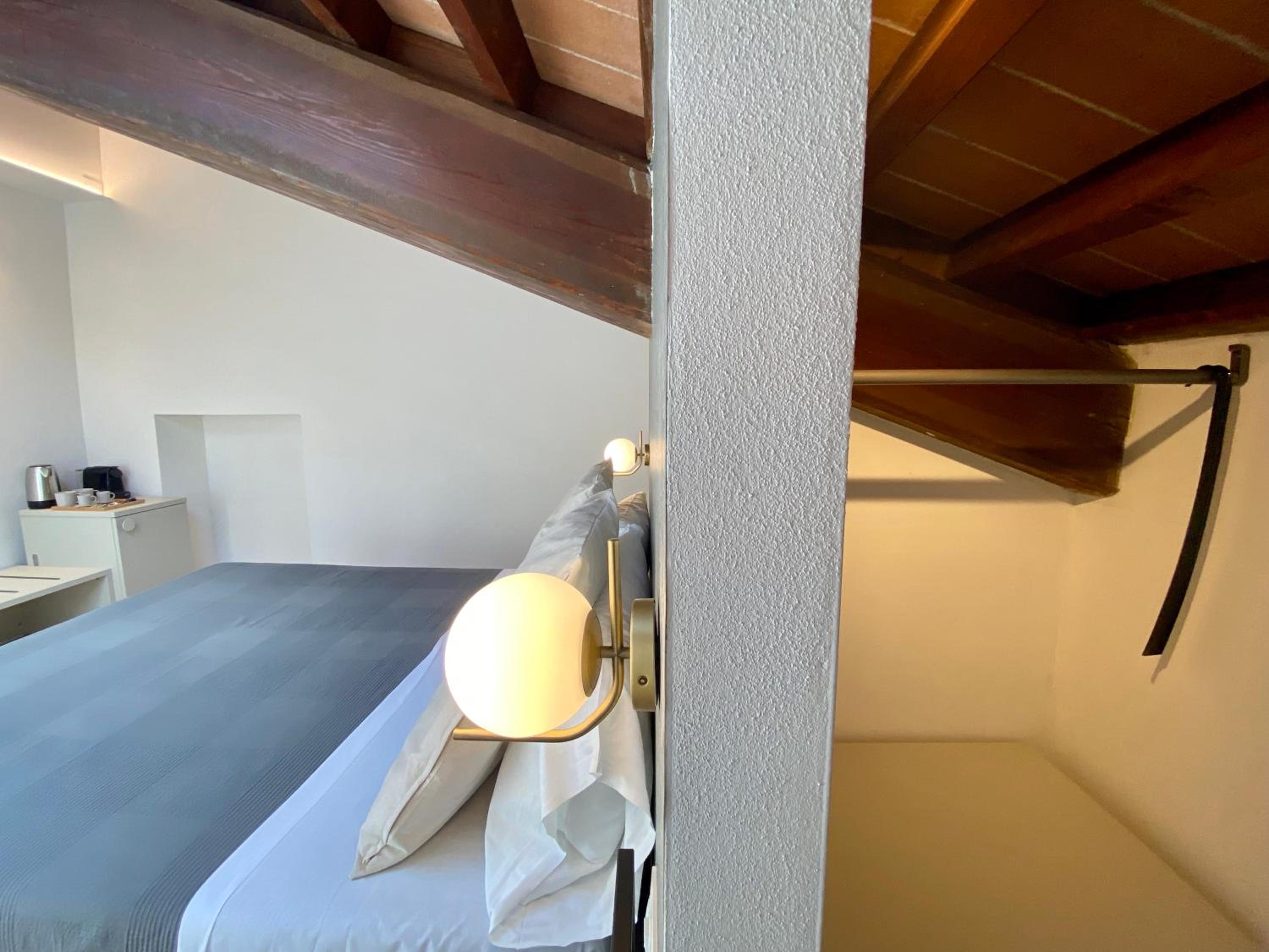 Double Room with Private Bathroom - Photo 12