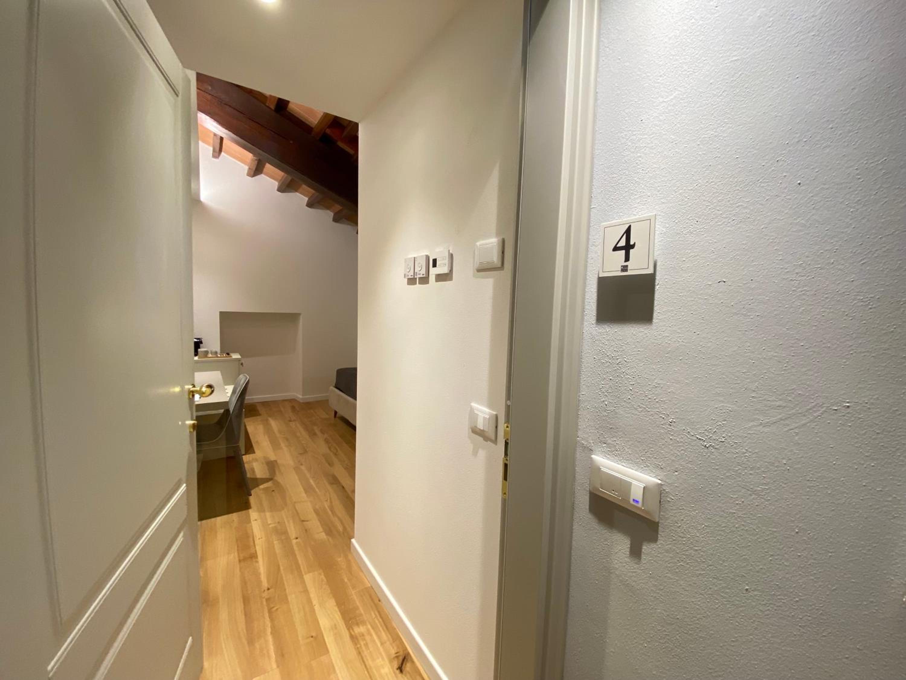 Double Room with Private Bathroom - Photo 8