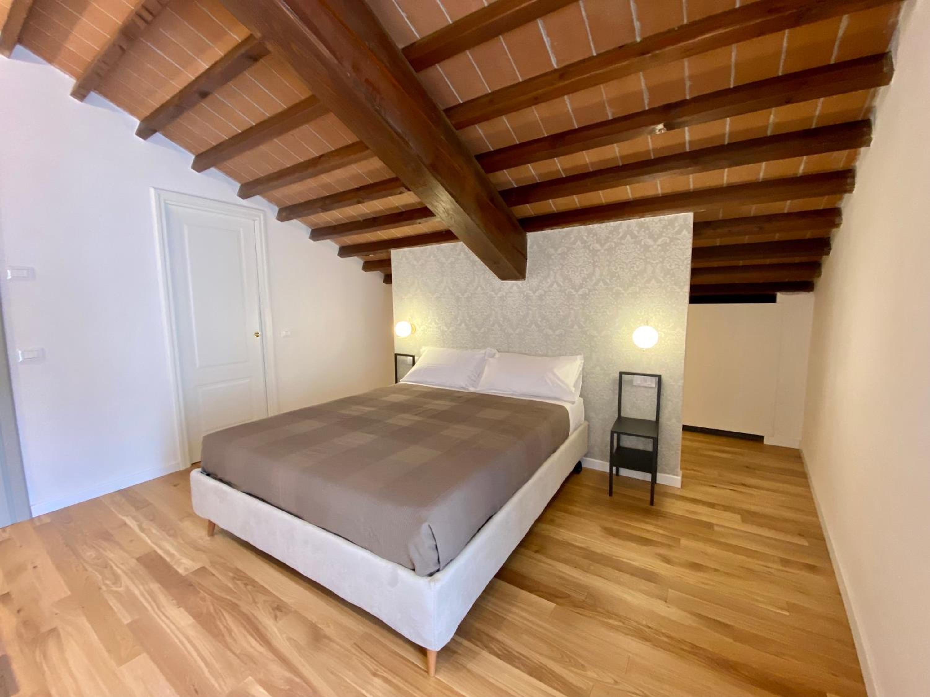 Double Room with Balcony - Photo 8