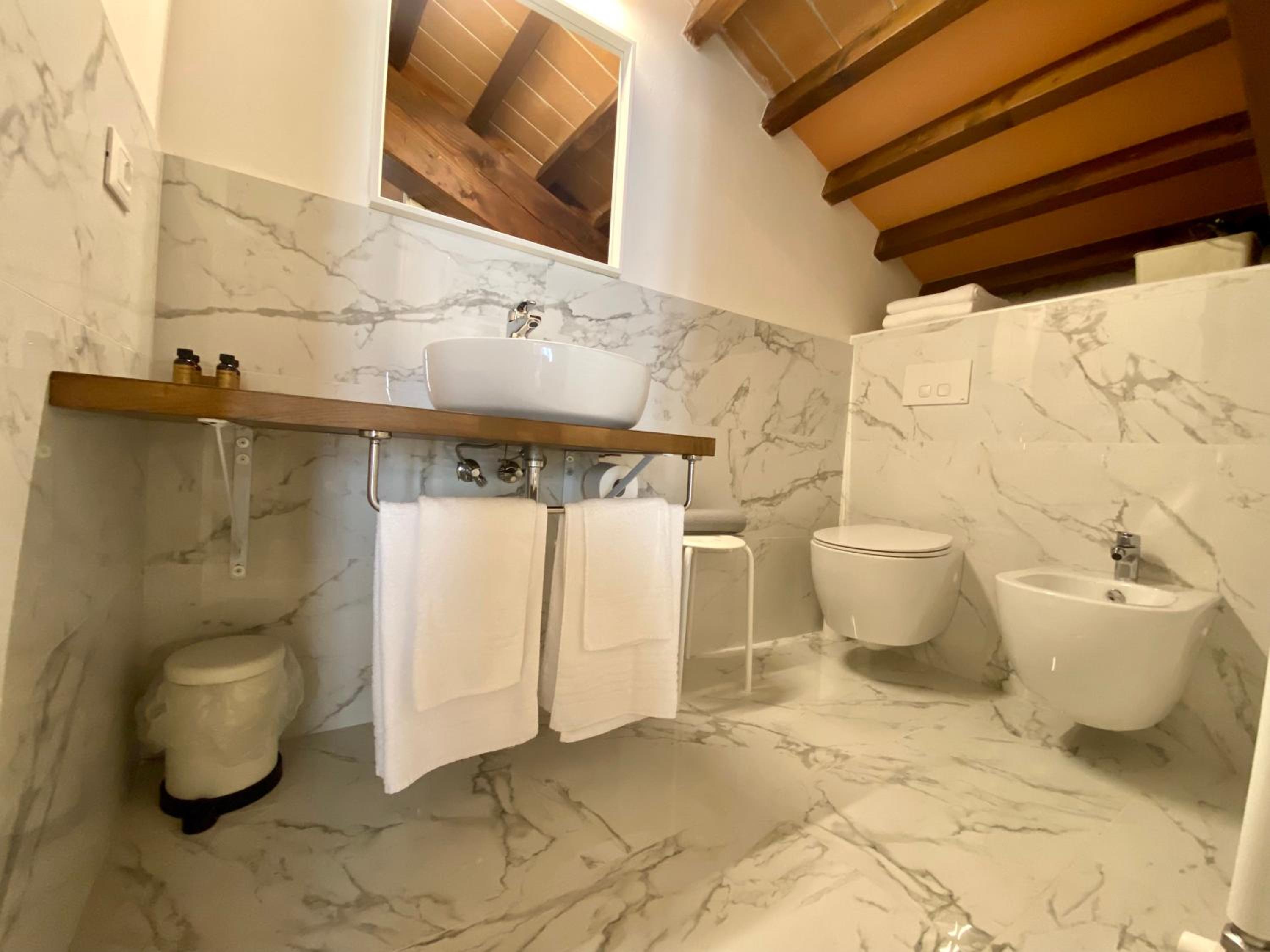 Double Room with Balcony - Photo 12