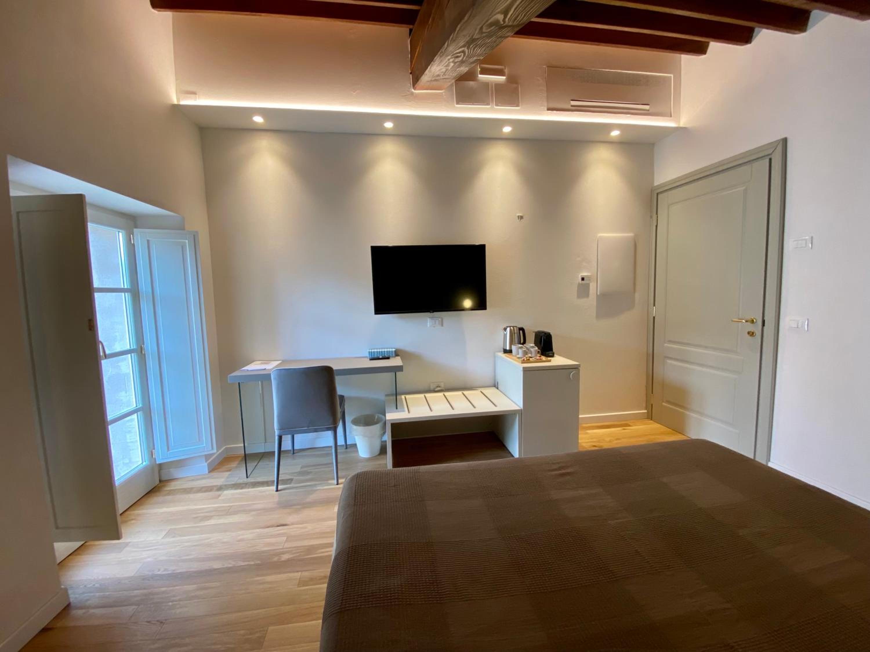 Double Room with Balcony - Photo 5