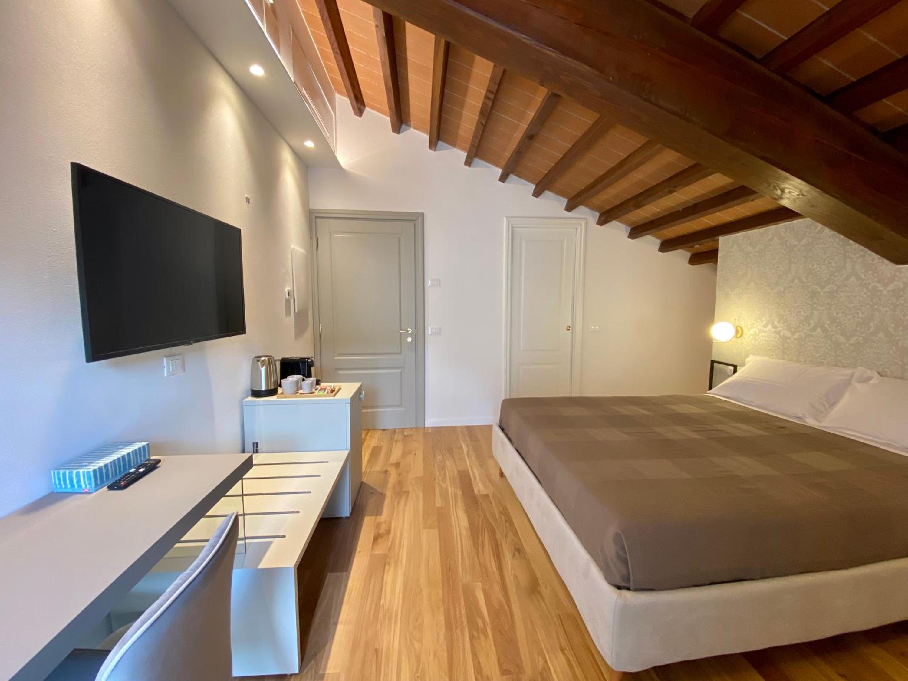 Double Room with Balcony - Photo 6