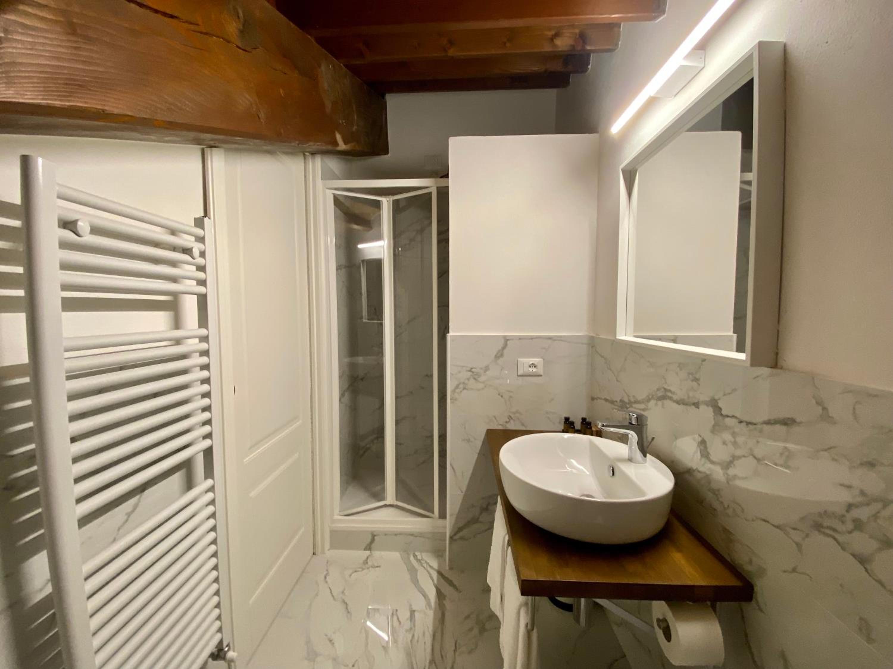Double Room with Balcony - Photo 11