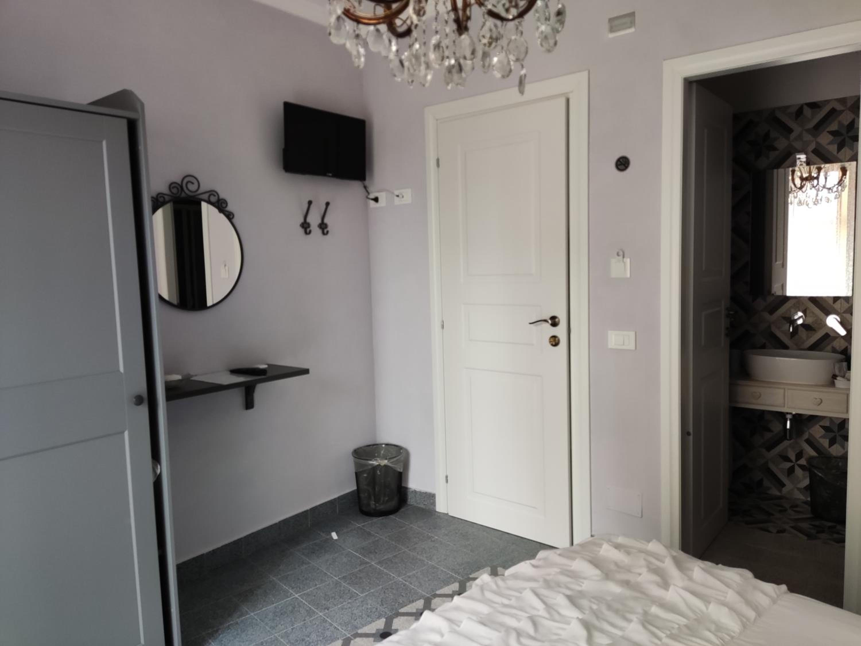 Two-Bedroom House - Photo 29