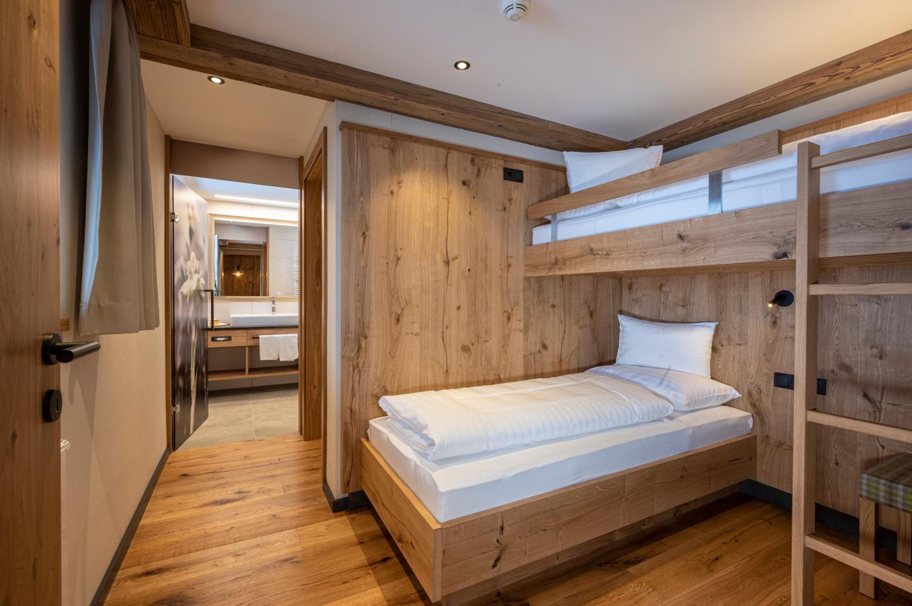 Deluxe Family Suite photo 2