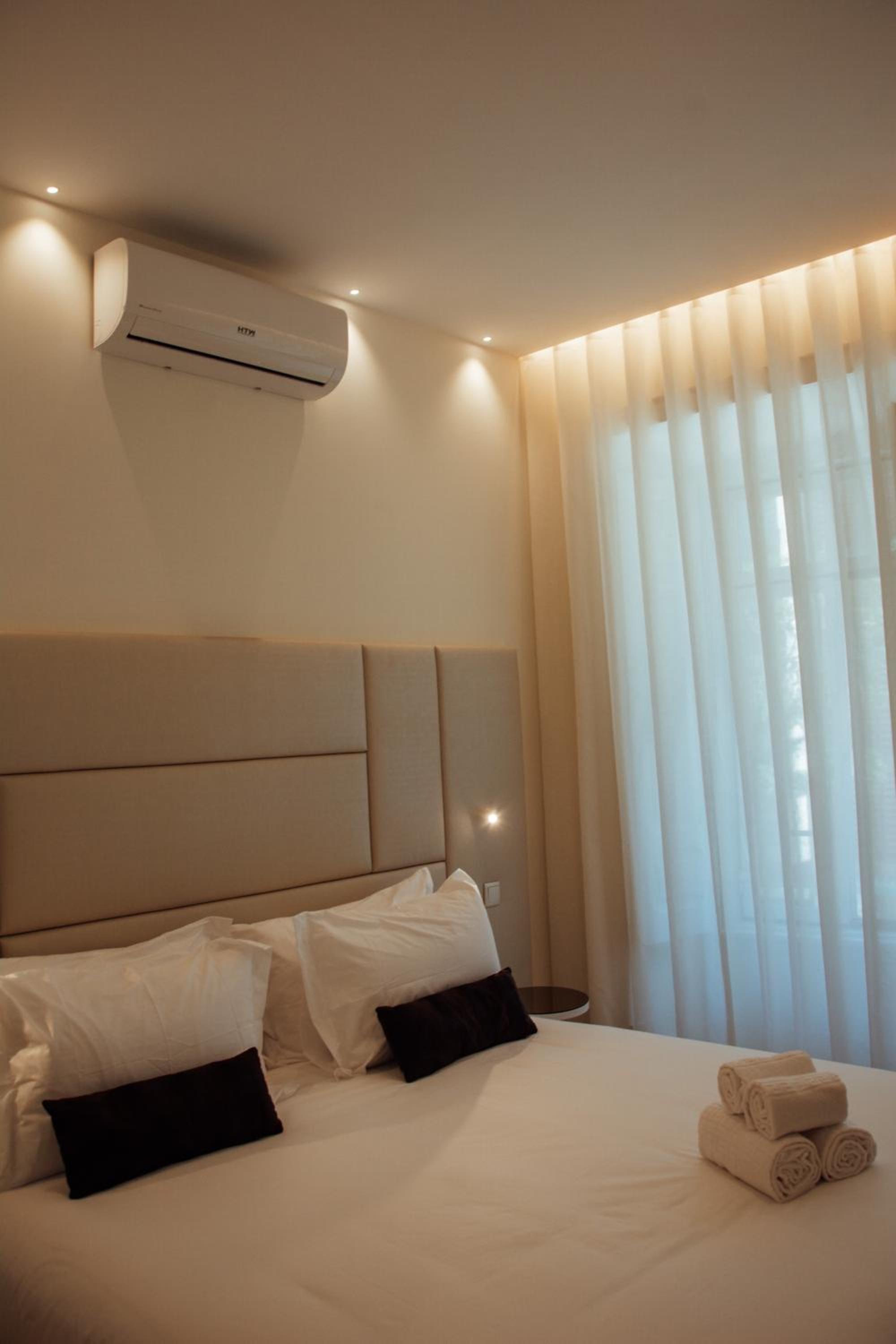 Premium King Room - Photo 5