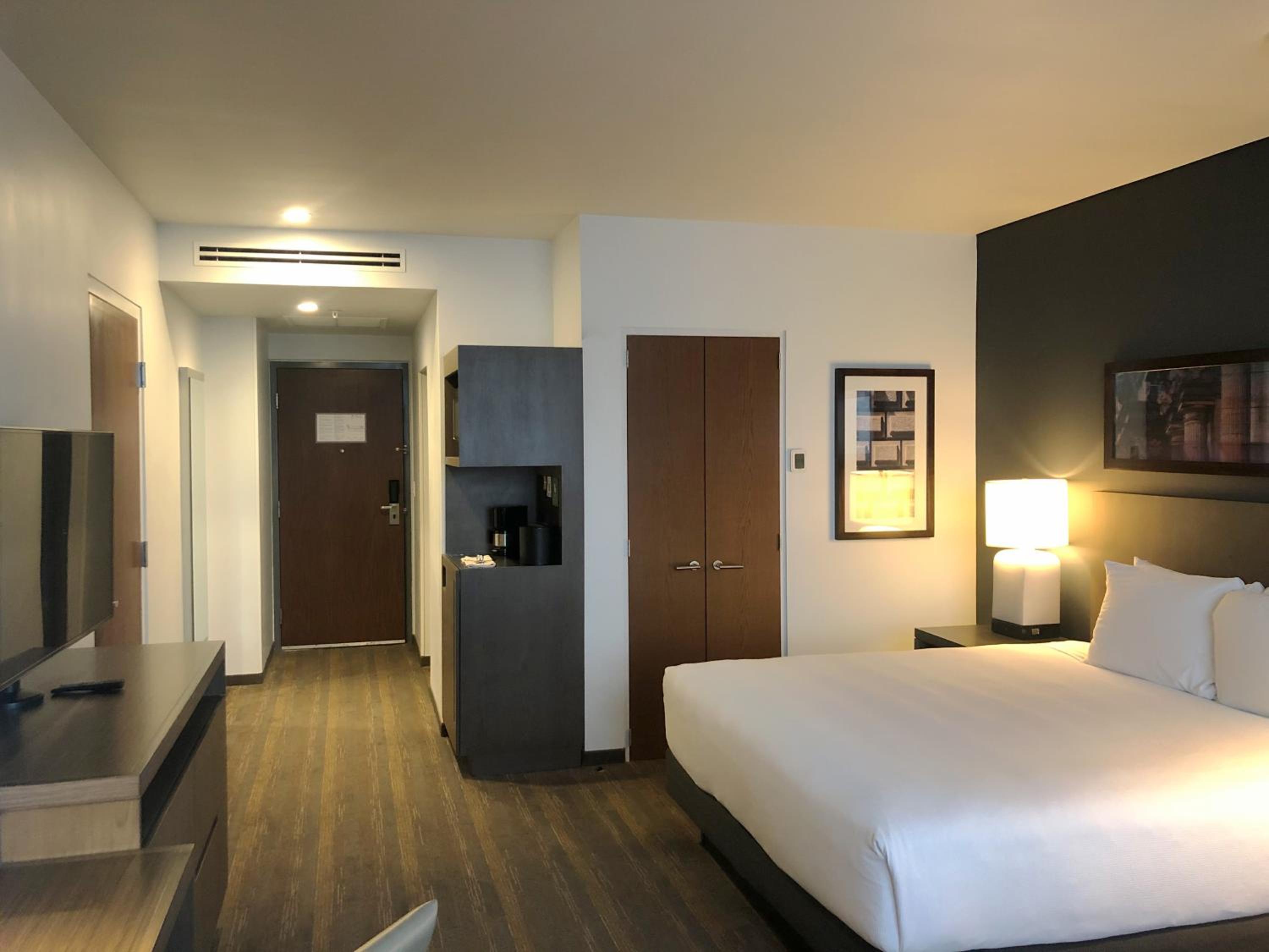 King Room with Roll-In Shower - Disability Access photo 1