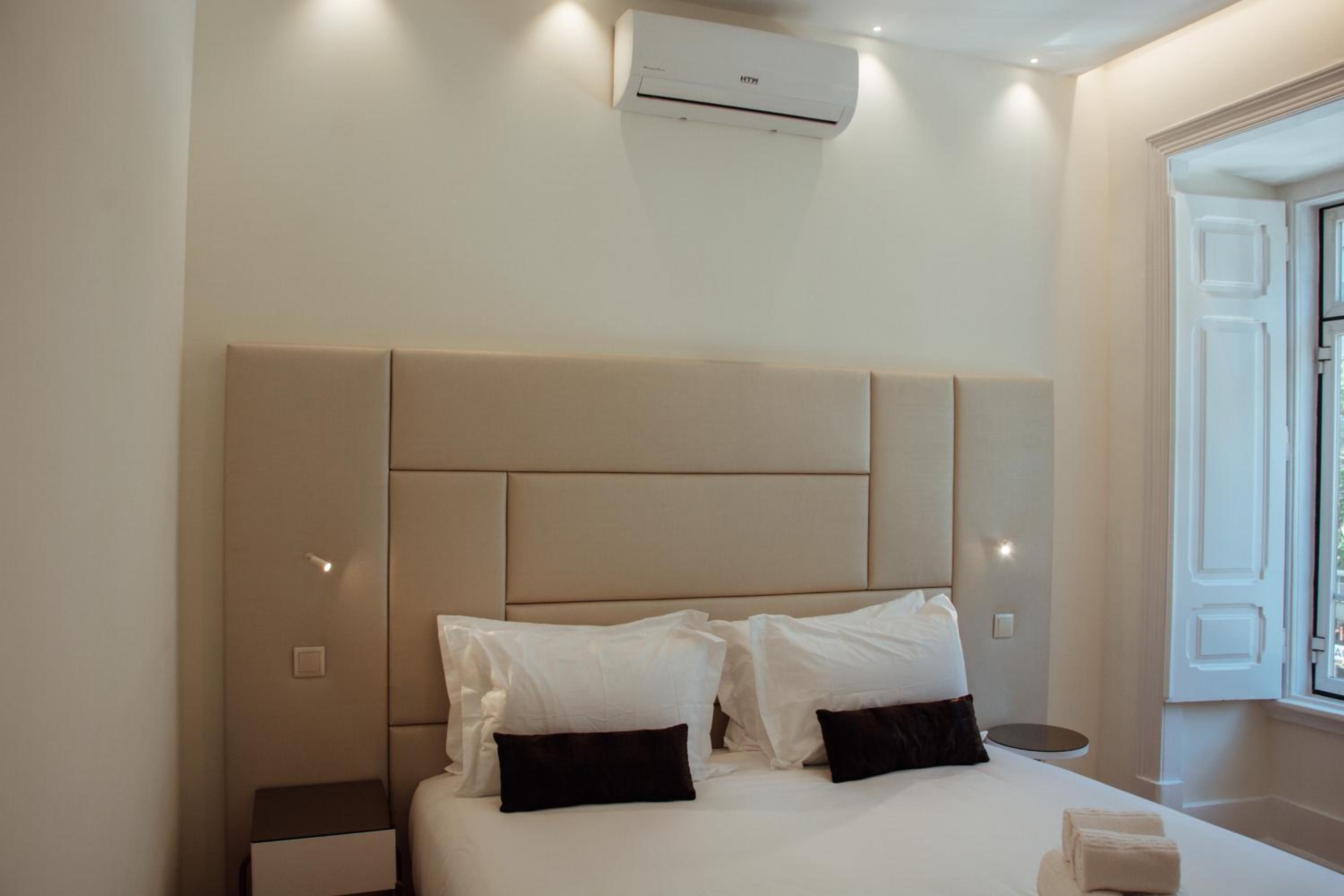 Premium King Room - Photo 7