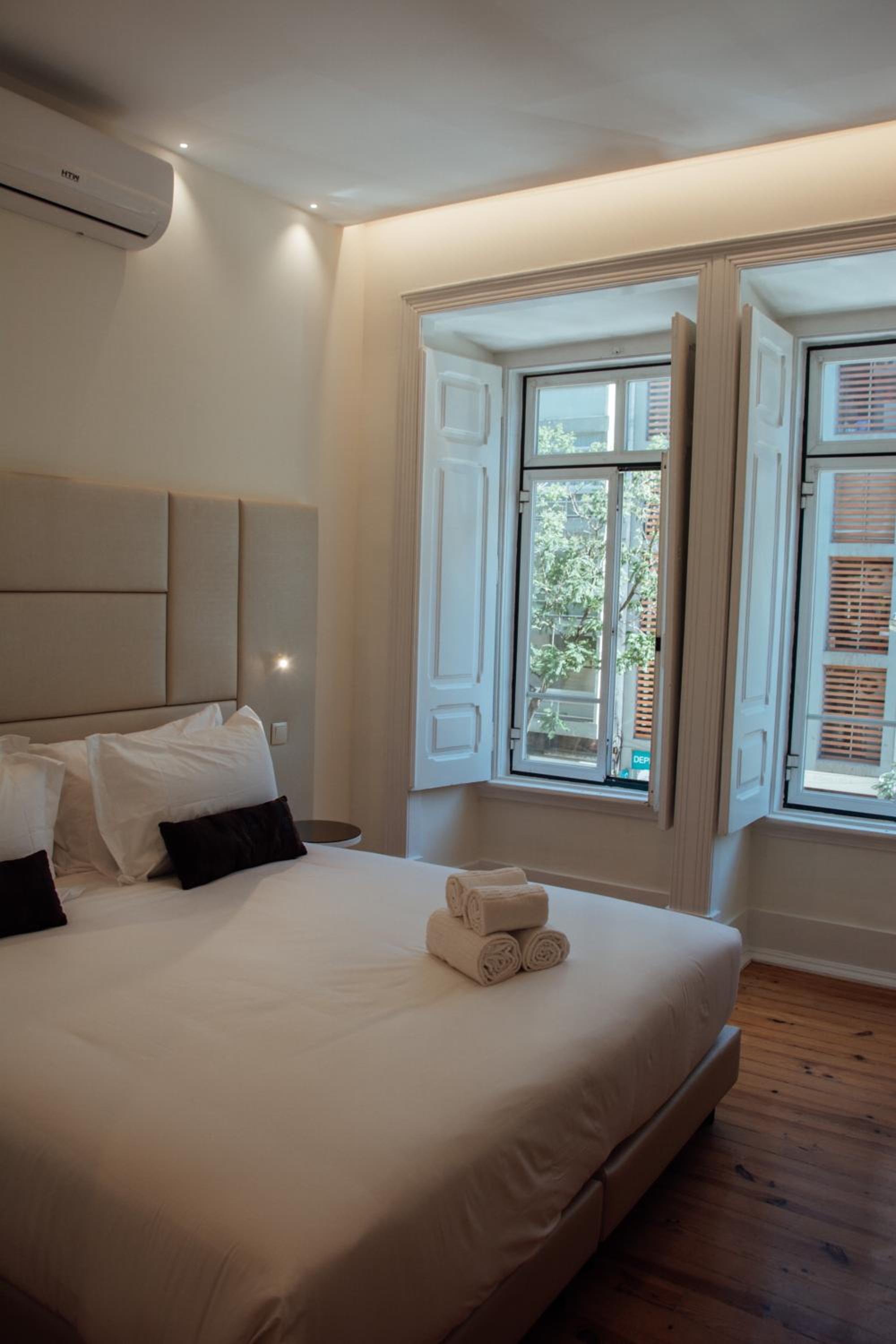 Premium King Room - Photo 10